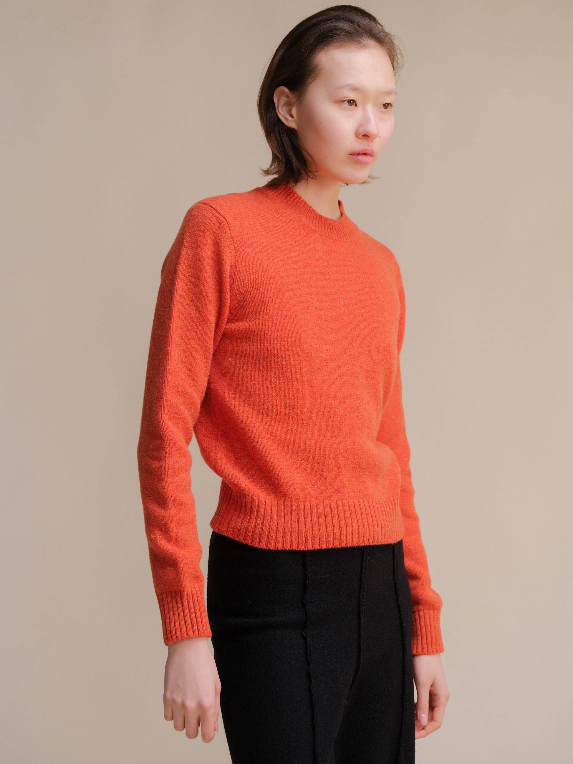Maglione girocollo in tweed cropped in lana riciclata
