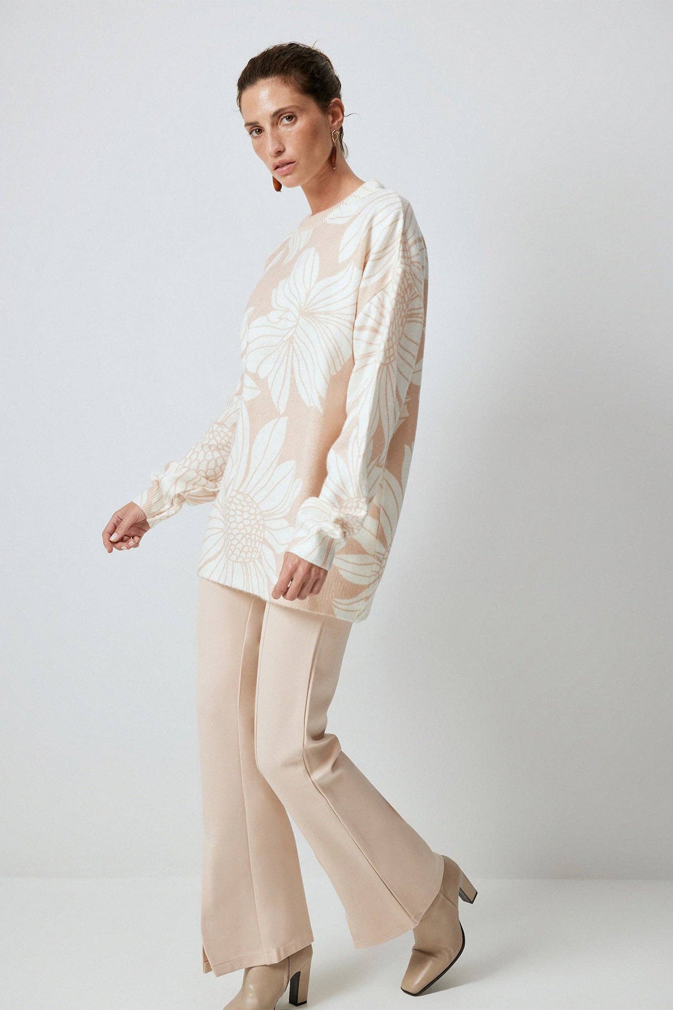 Maglione oversize beige con maxi fantasia floreale