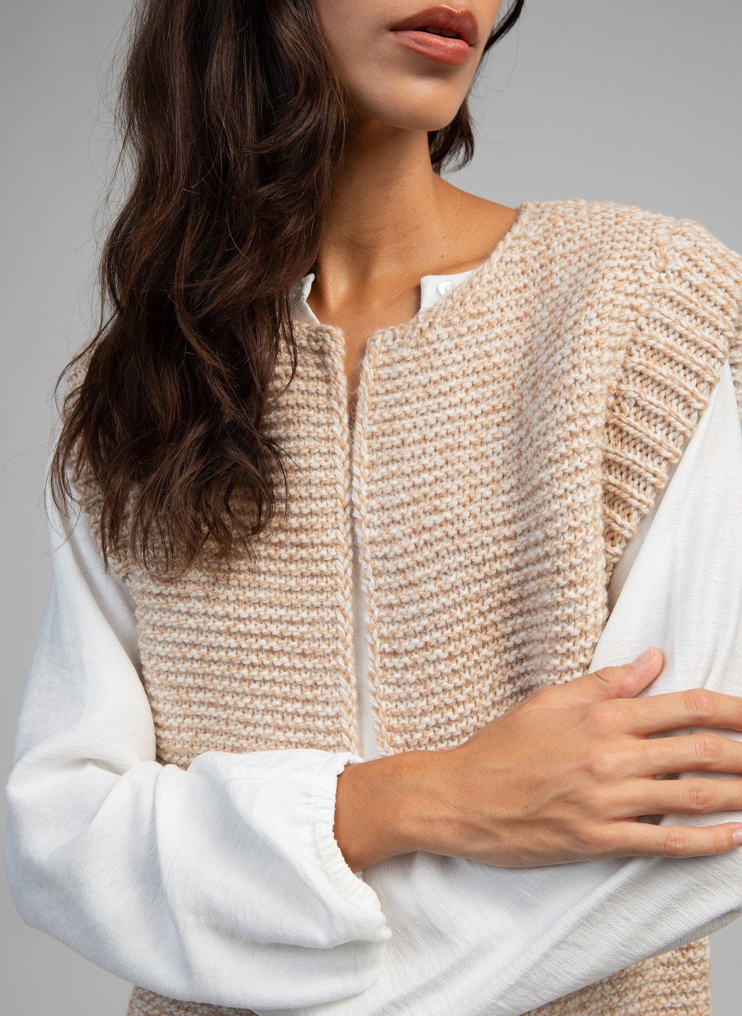 Cardigan smanicato in maglia beige