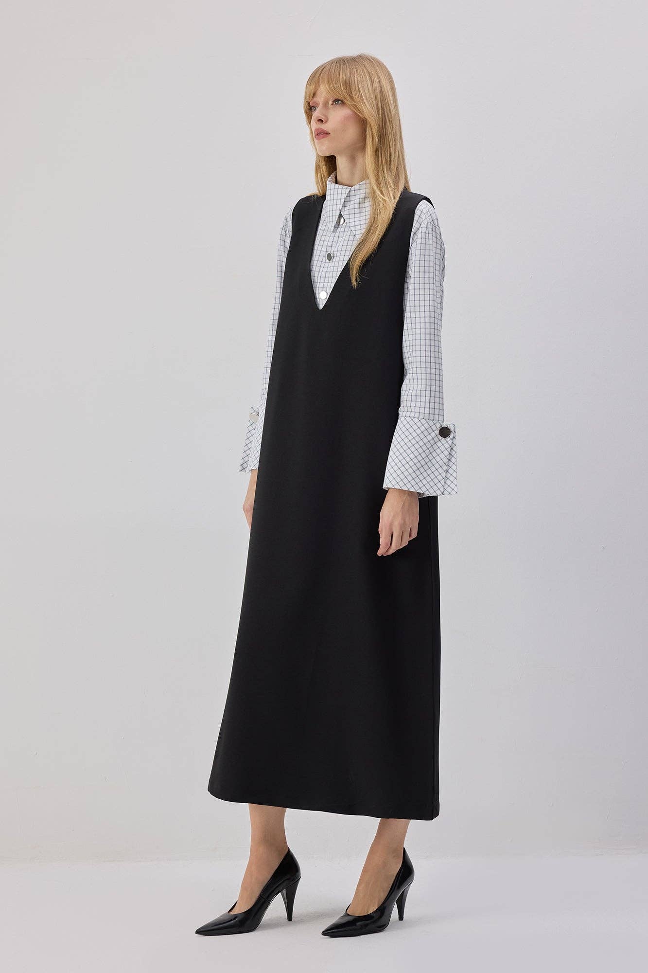 Abito pinafore nero con scollo a V