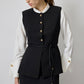 Gilet aderente con bottoni dorati