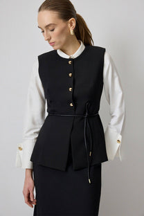 Gilet aderente con bottoni dorati
