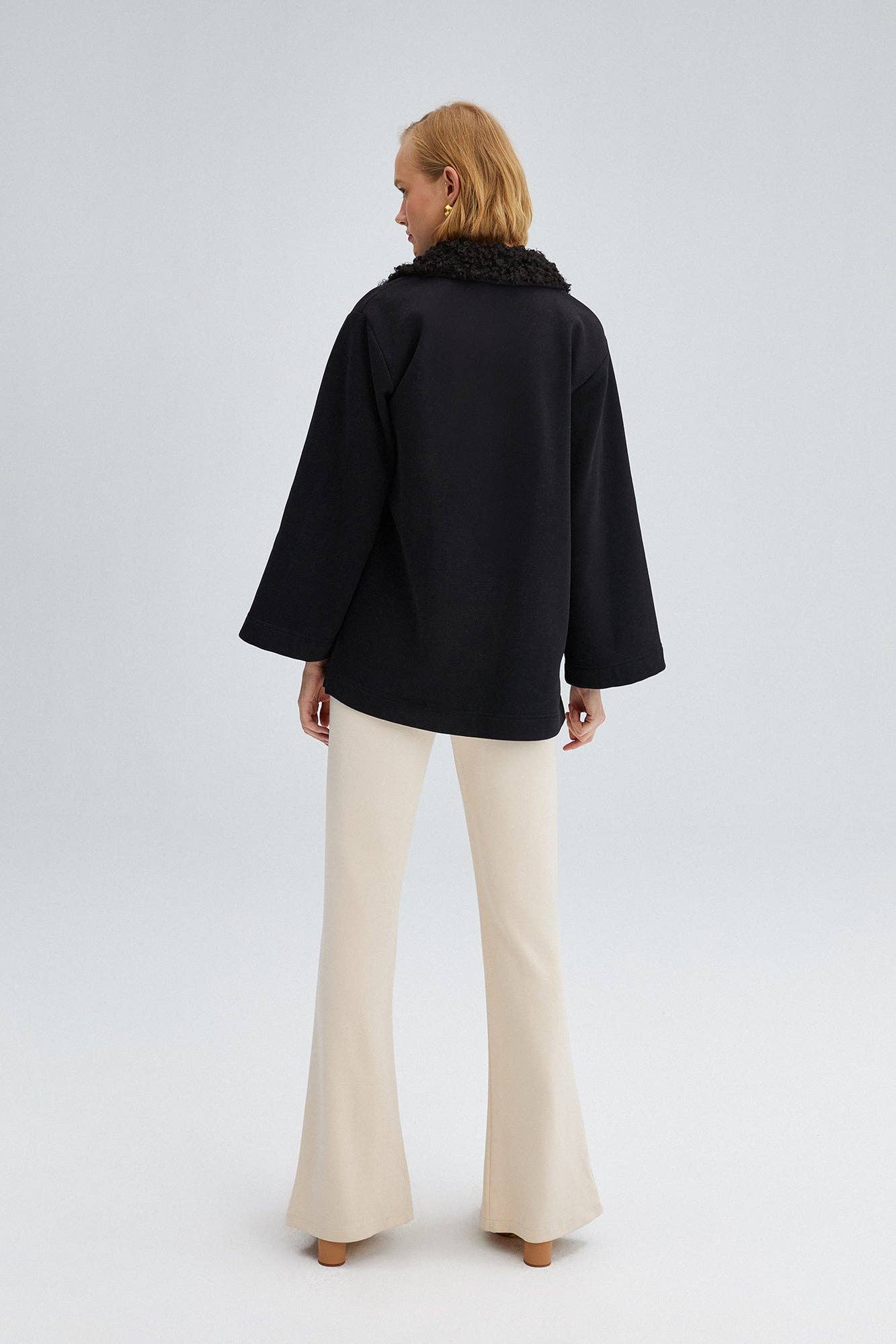 Felpa oversize in cotone con colletto in pelliccia sintetica e mezza zip