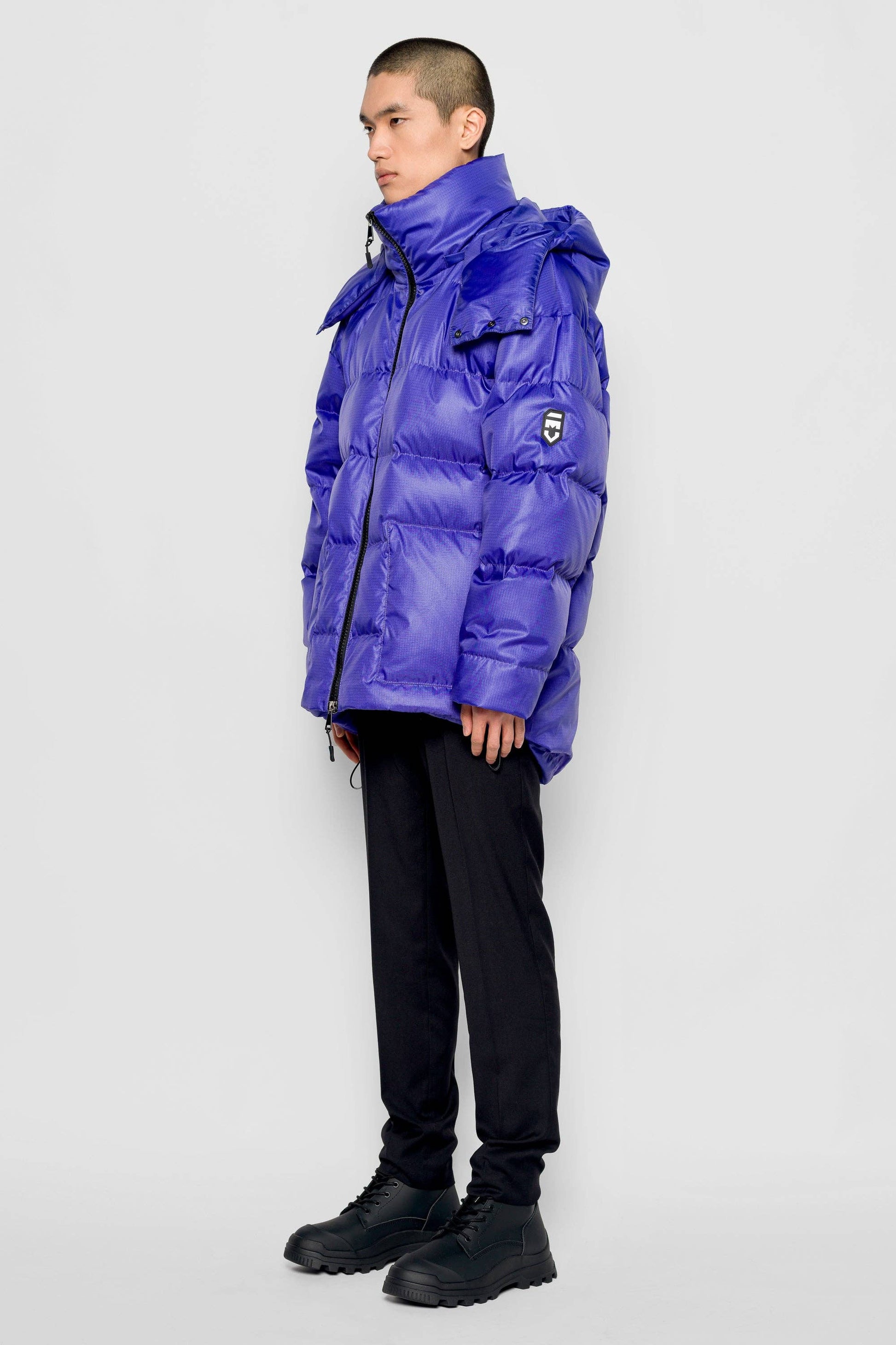 Piumino oversize viola con cappuccio removibile