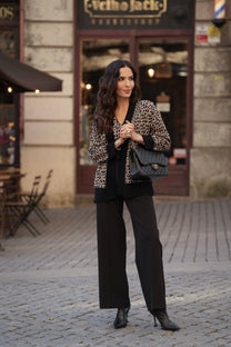 Maglia animalier con scollo a V