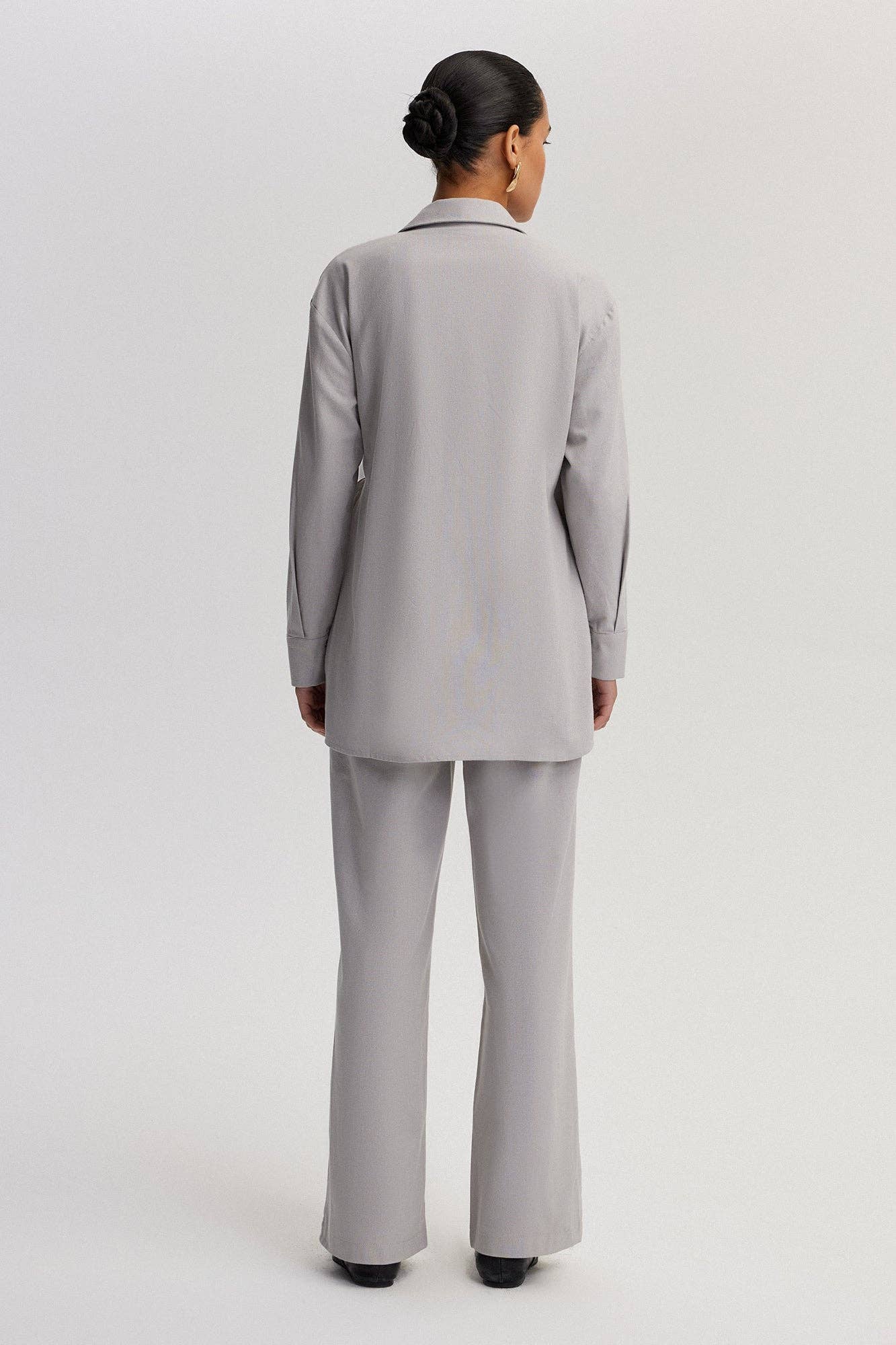 Completo pantaloni e camicia kimono con laccetti incrociati