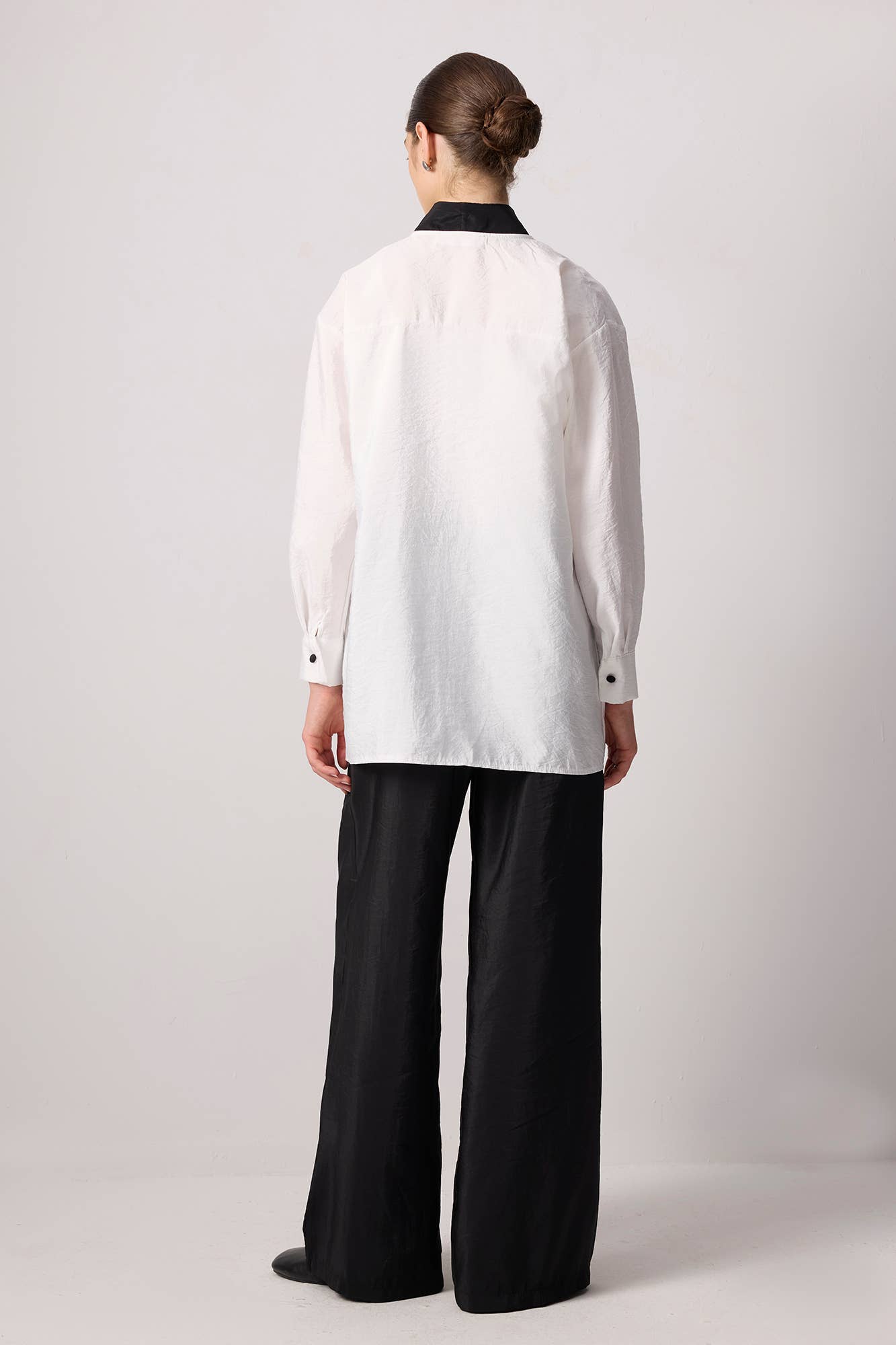 Blazer kimono bicolore bianco e nero con revers a contrasto