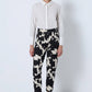 Pantaloni in gabardina con stampa geometrica