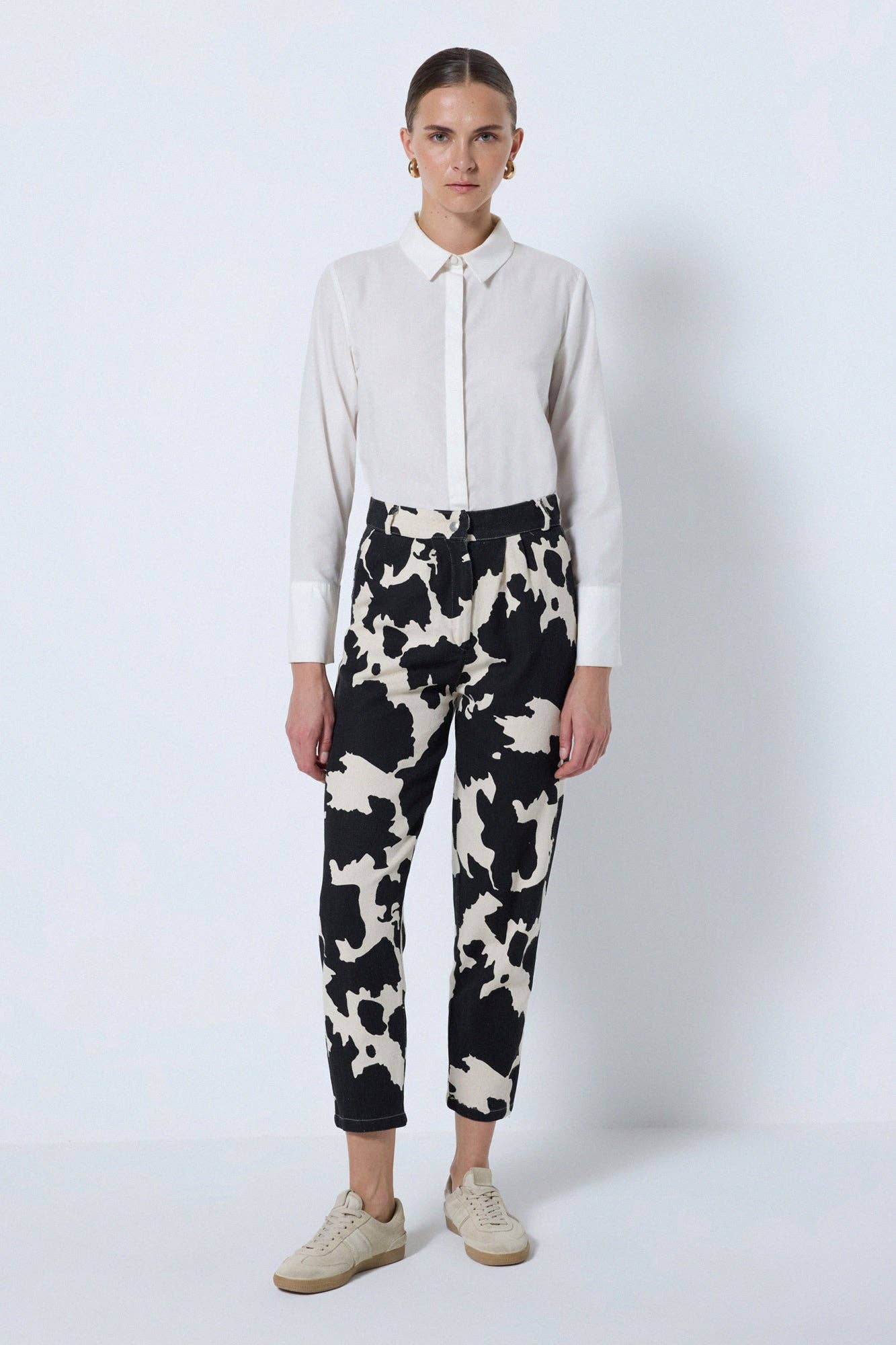 Pantaloni in gabardina con stampa geometrica