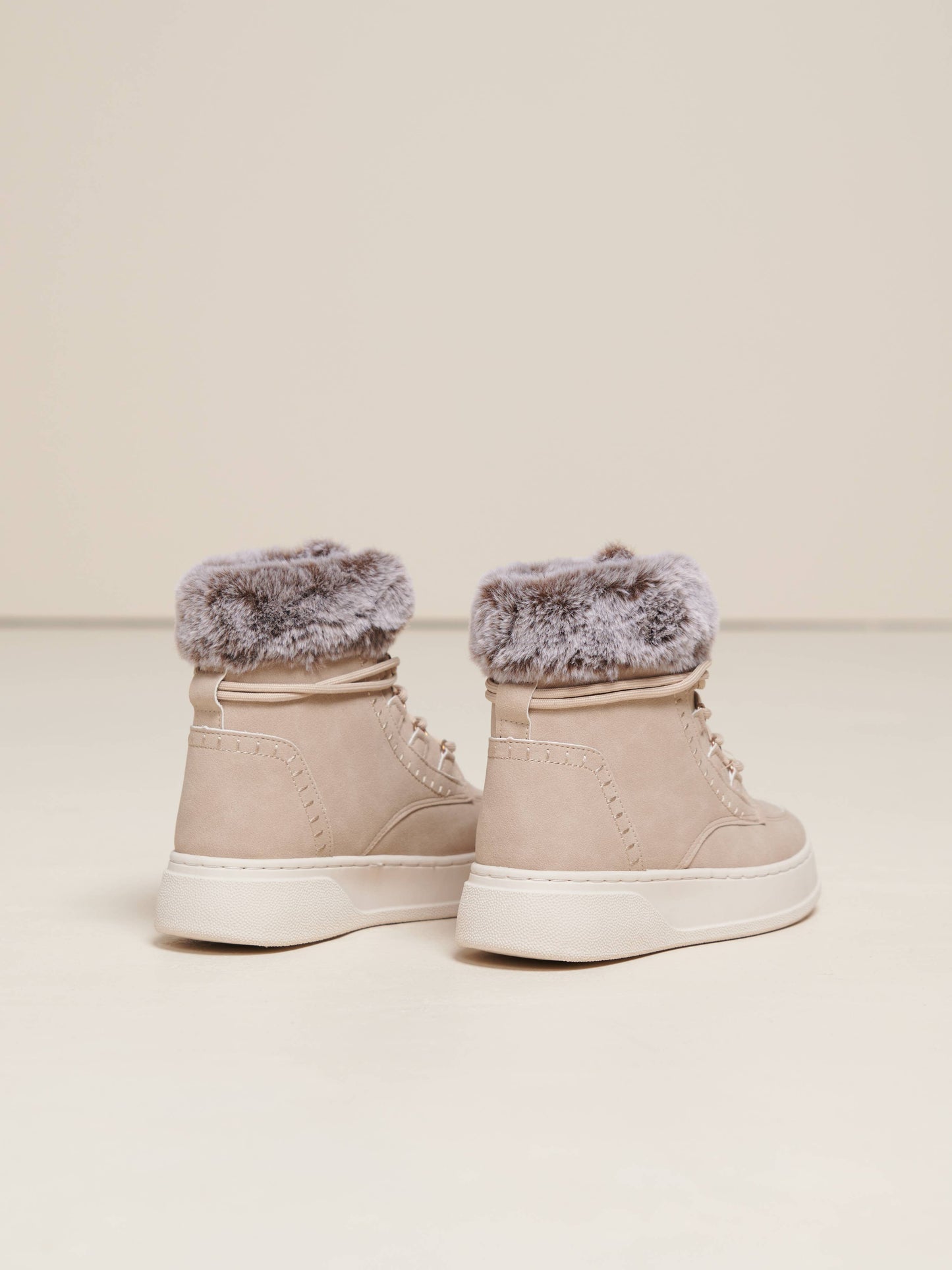 Stivali in eco-pelle con bordo in pelliccia