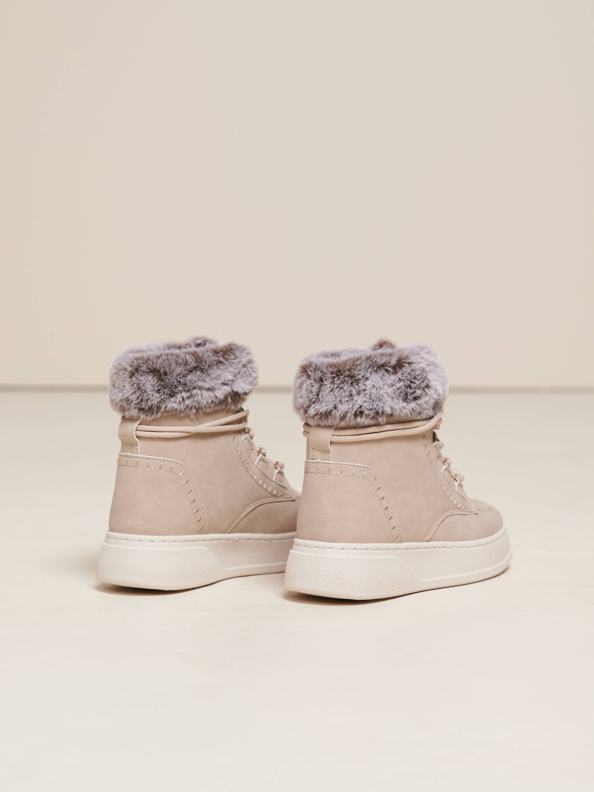 Stivali in eco-pelle con bordo in pelliccia