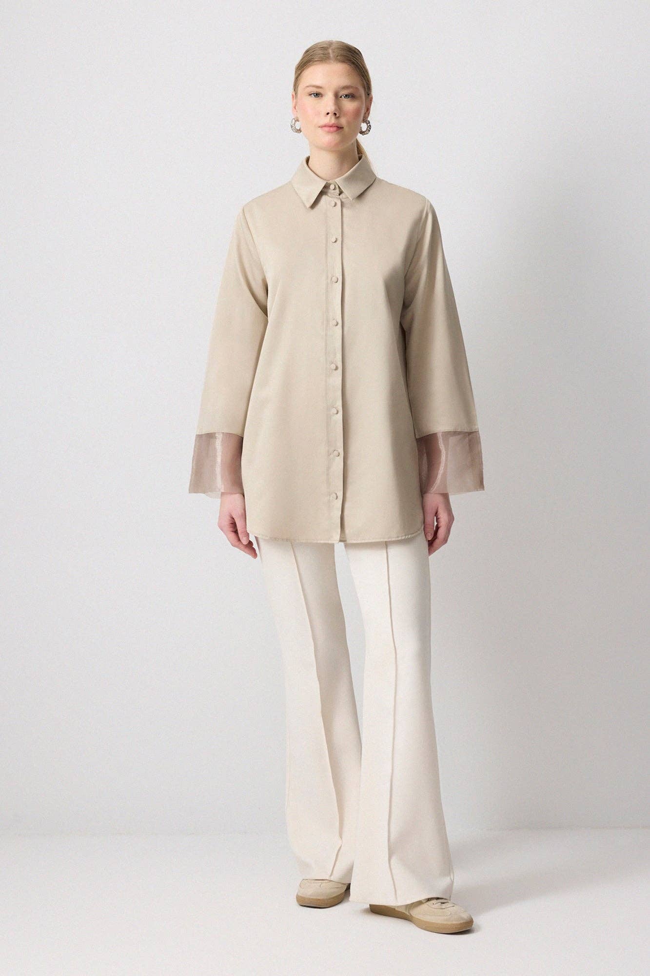 Camicia beige con polsini in organza