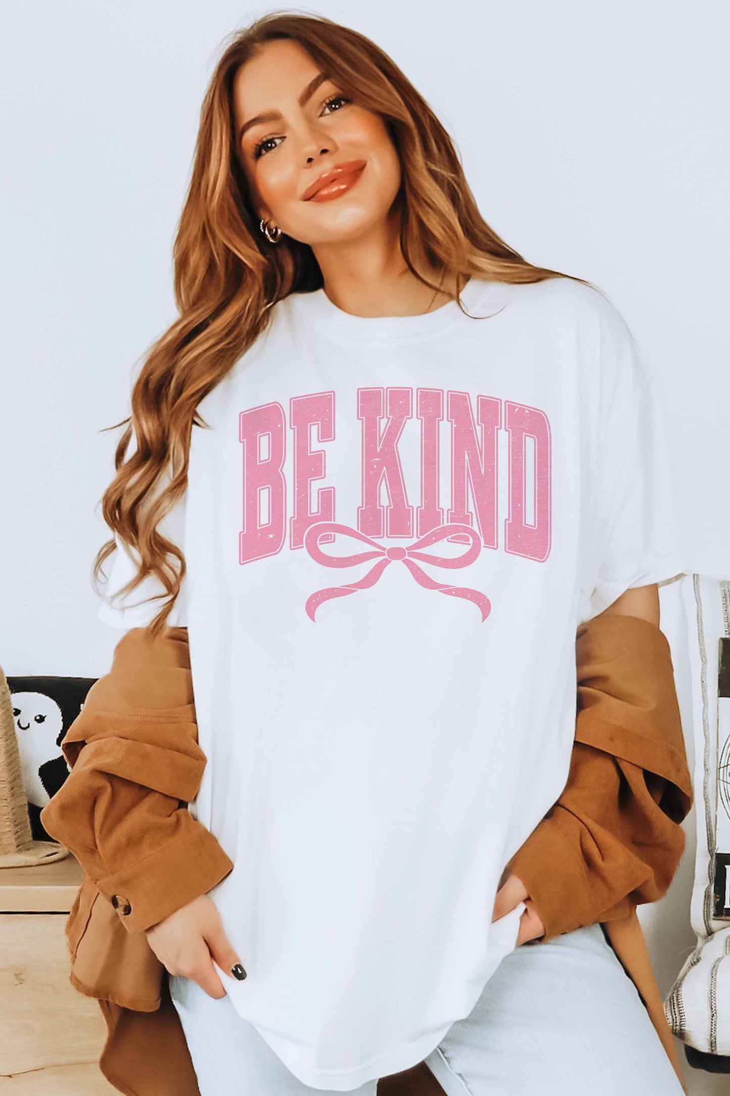 T-shirt oversize grafica “Be Kind” con fiocco