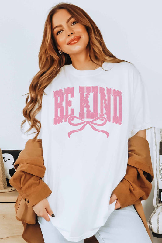 T-shirt oversize grafica “Be Kind” con fiocco