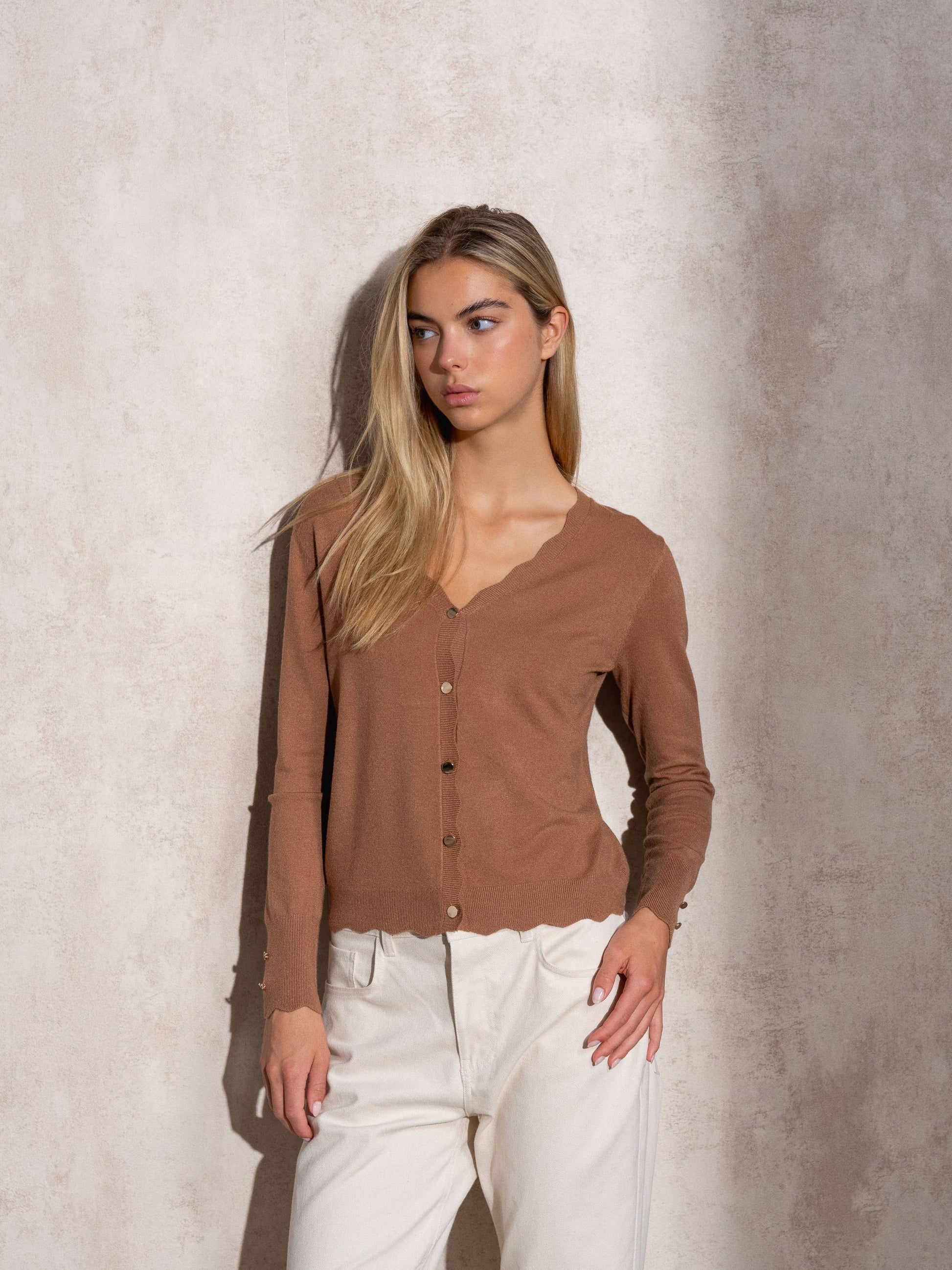 Cardigan in maglia con bottoni dorati