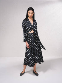 Blusa satinata a pois con fiocco