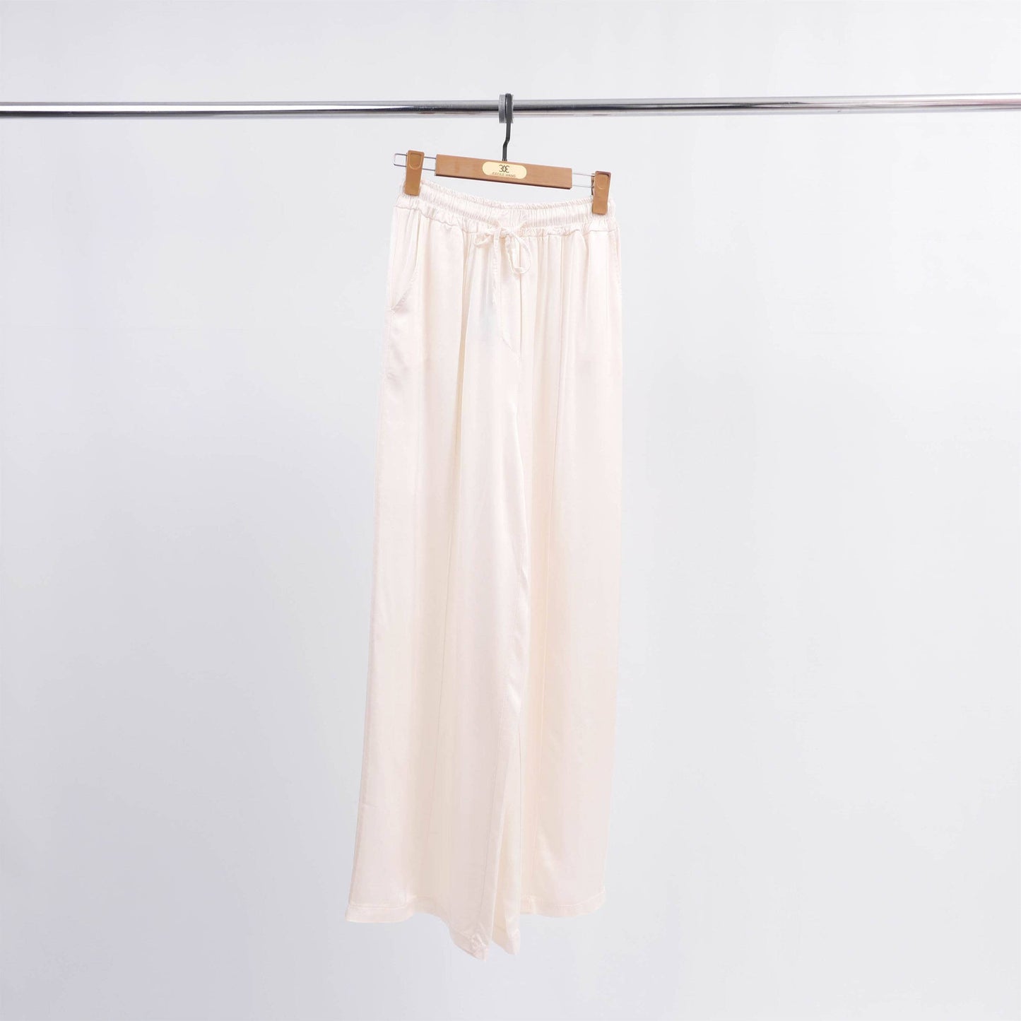 Pantaloni fluidi in raso a gamba ampia