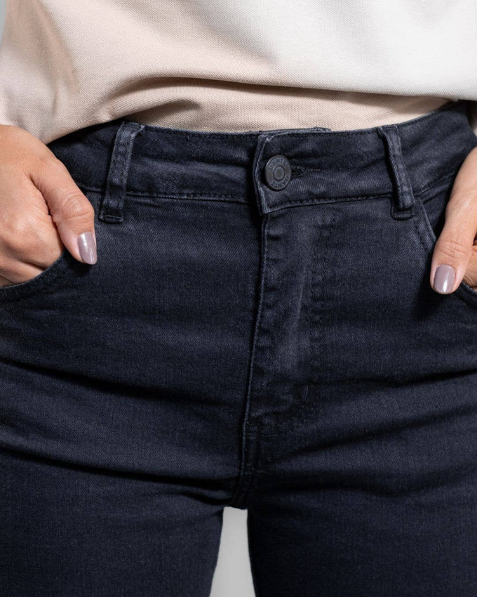 Jeans neri elasticizzati a gamba dritta