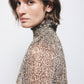 Blusa semitrasparente animalier con collo alto