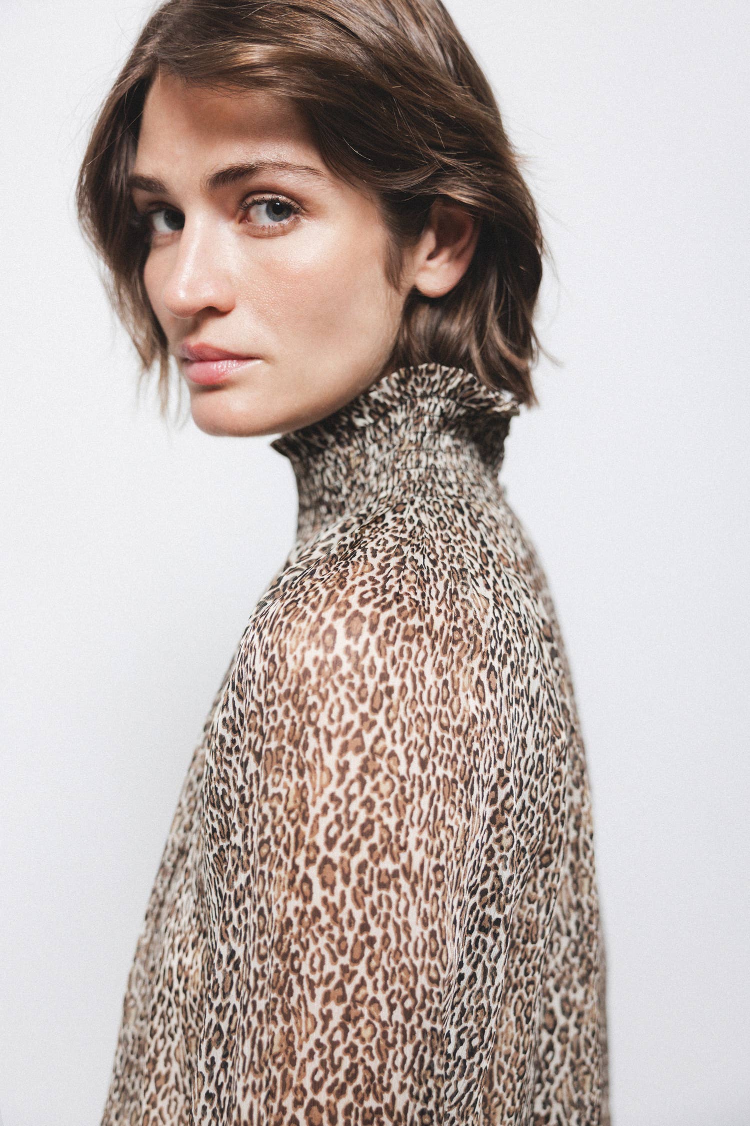 Blusa semitrasparente animalier con collo alto