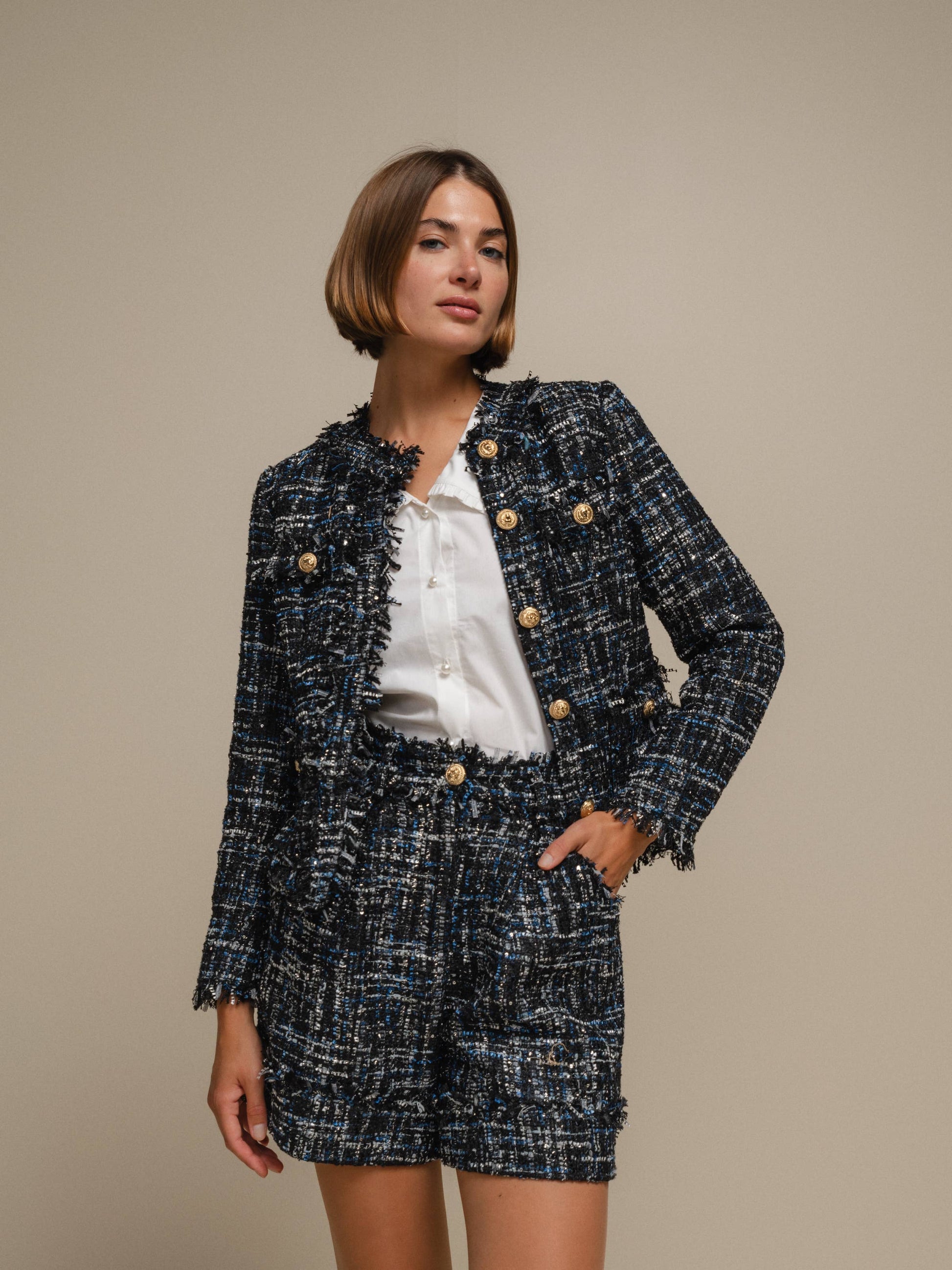 Blazer bouclé corto con bottoni gioiello