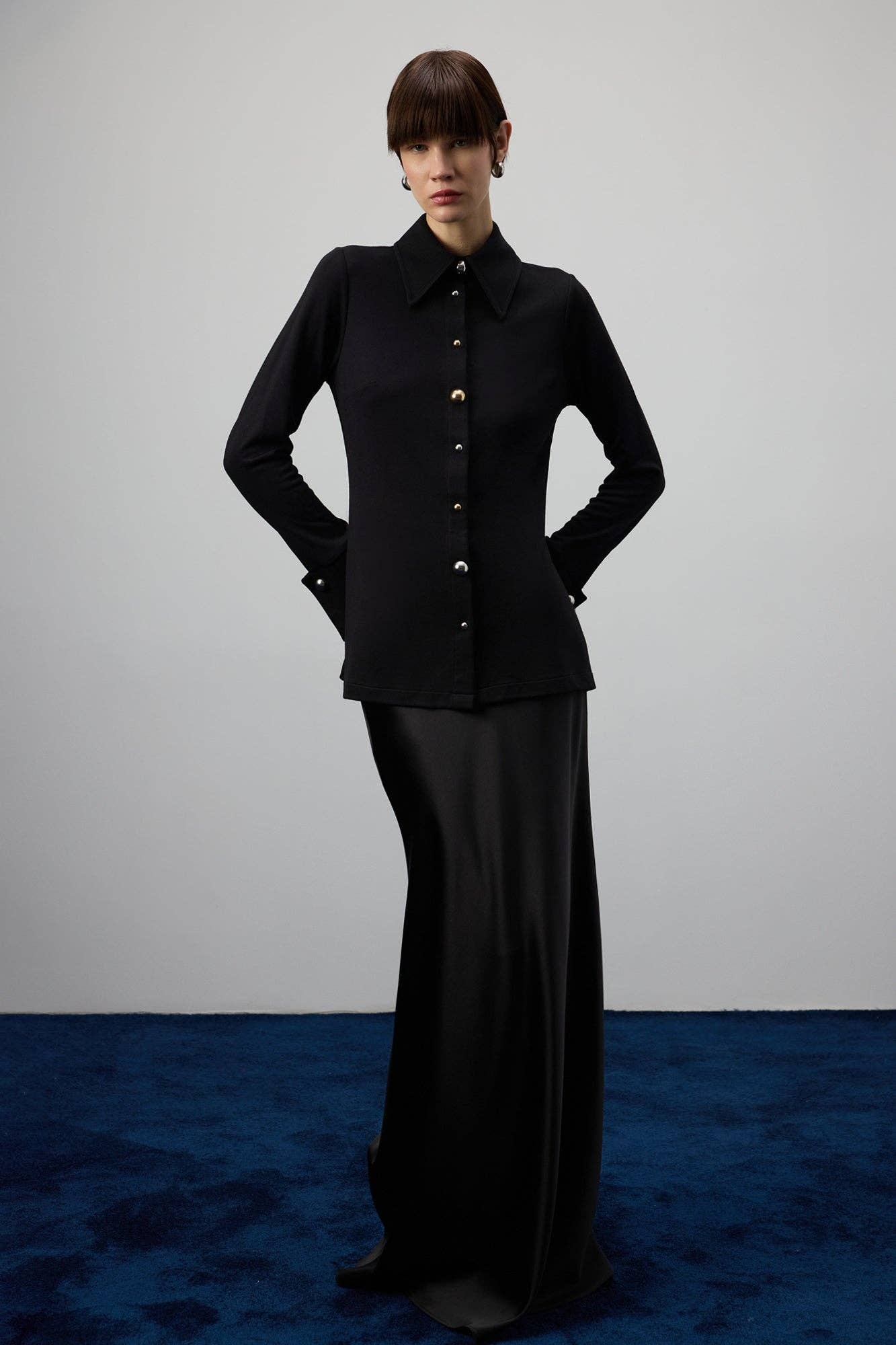 Camicia in denim nera con bottoni in metallo