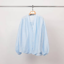 Blusa testurizzata con bottoni e scollo a V