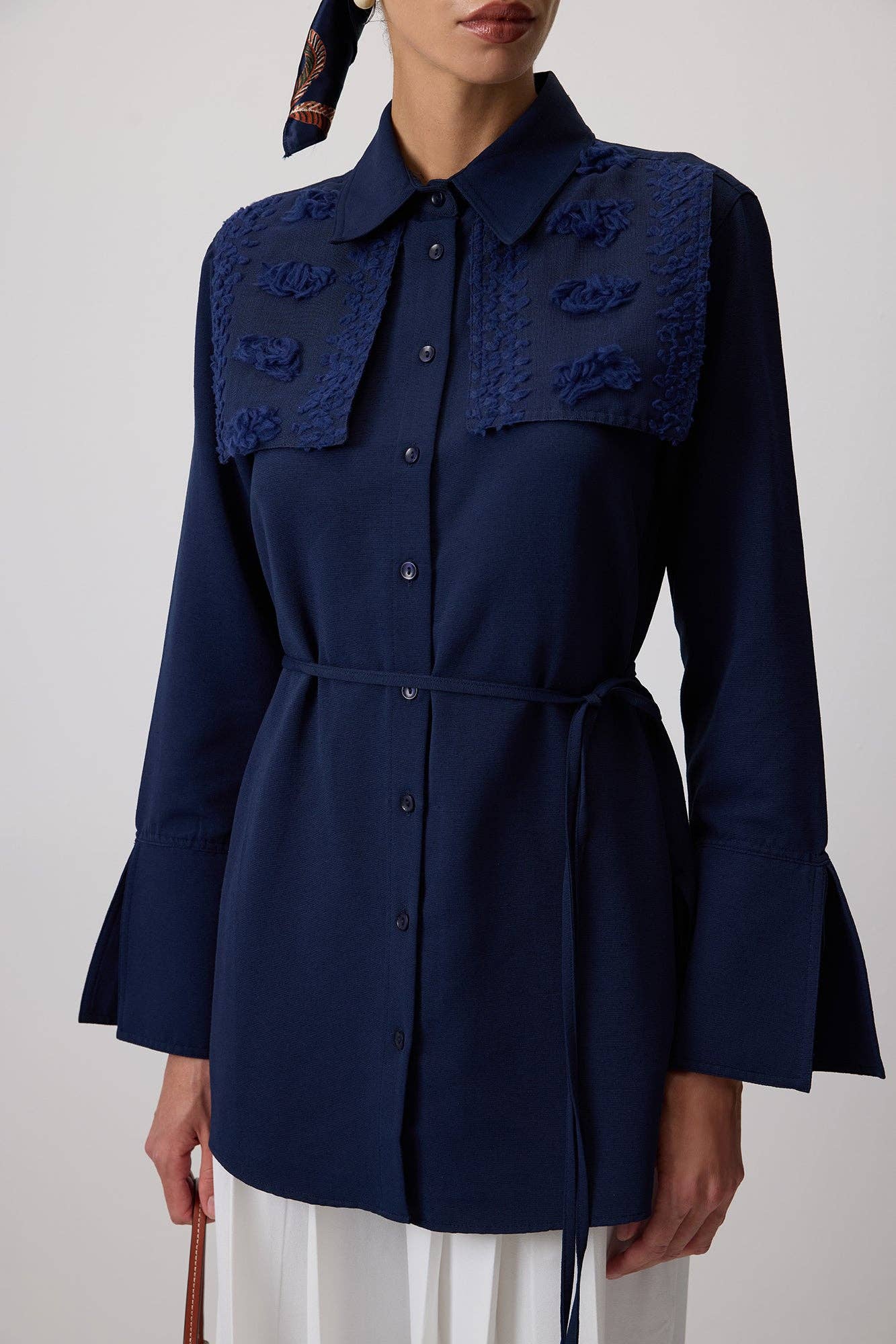 Camicia in lino blu navy con pizzo floreale e cintura