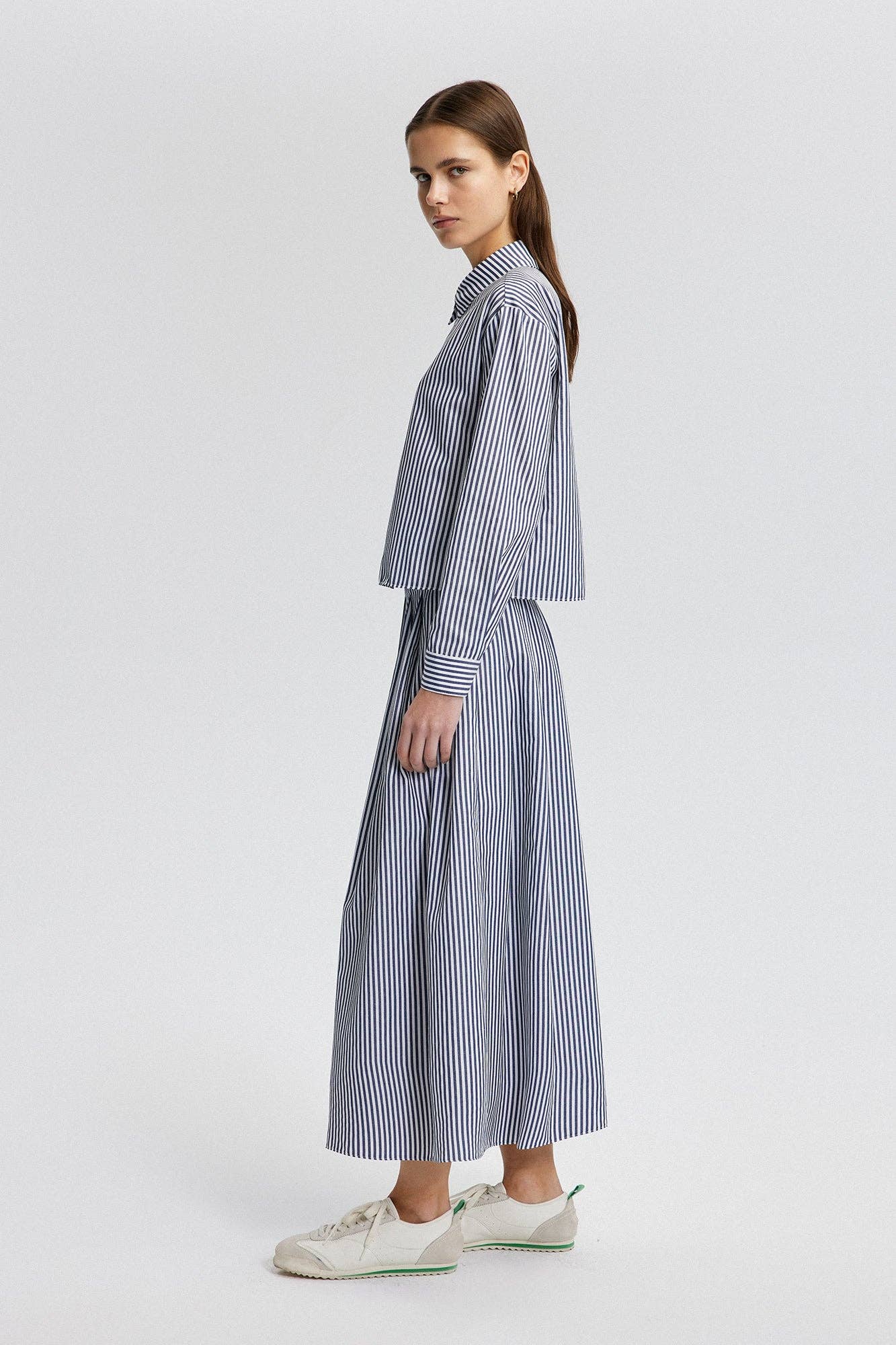 Completo camicia e gonna plissé a righe in cotone blu navy