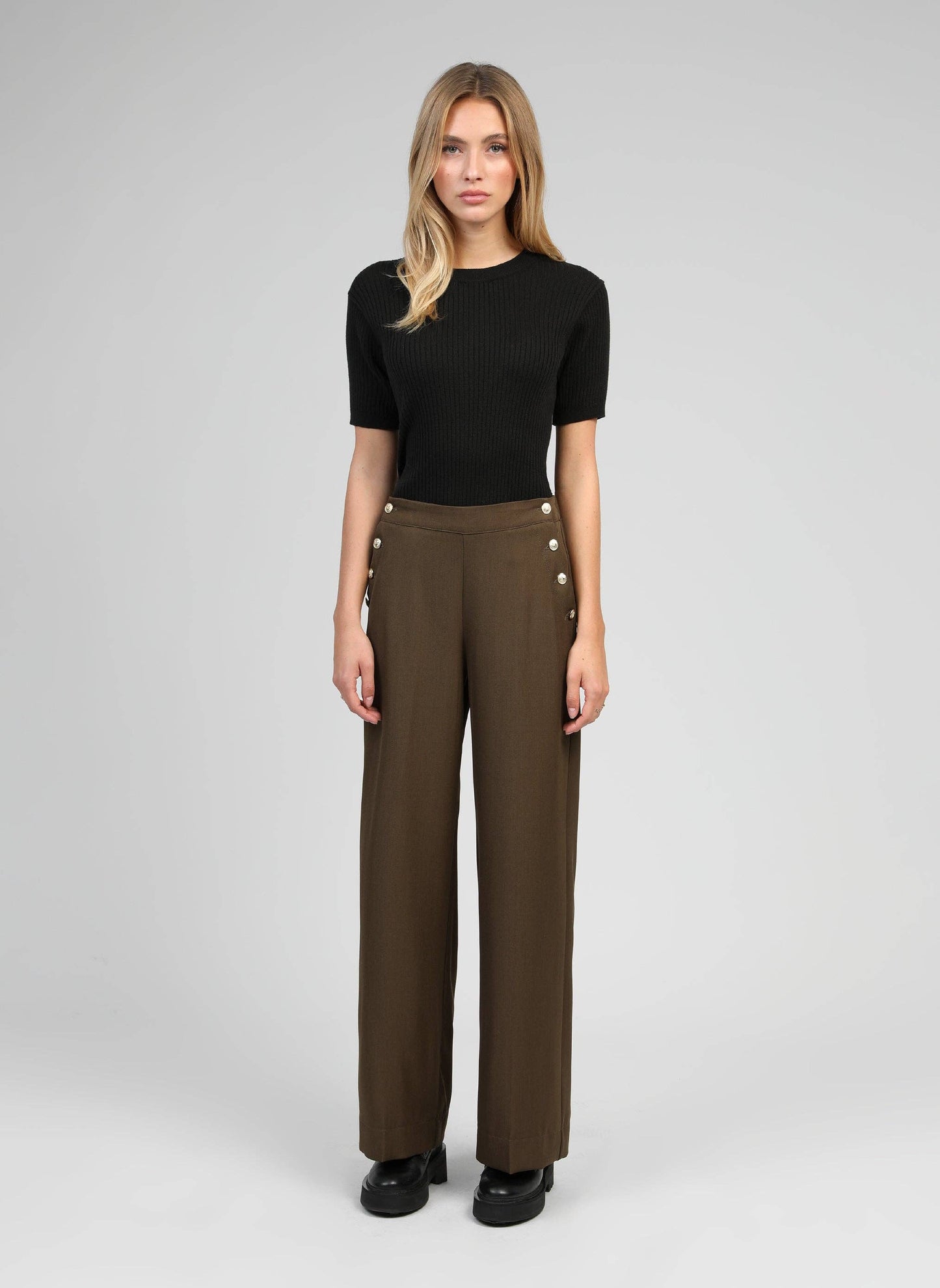 Pantaloni palazzo a vita alta color militare con bottoni dorati