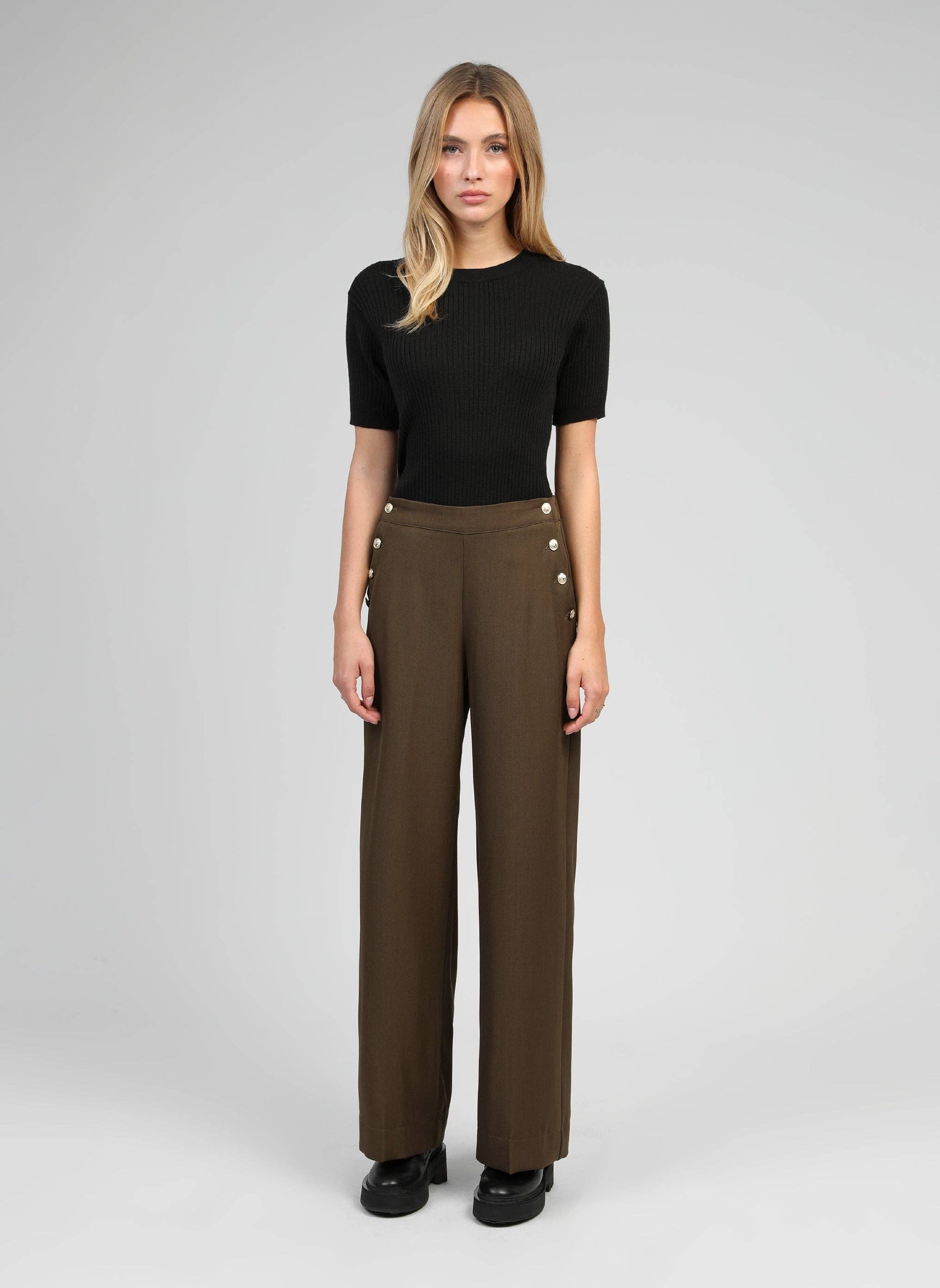 Pantaloni palazzo a vita alta color militare con bottoni dorati