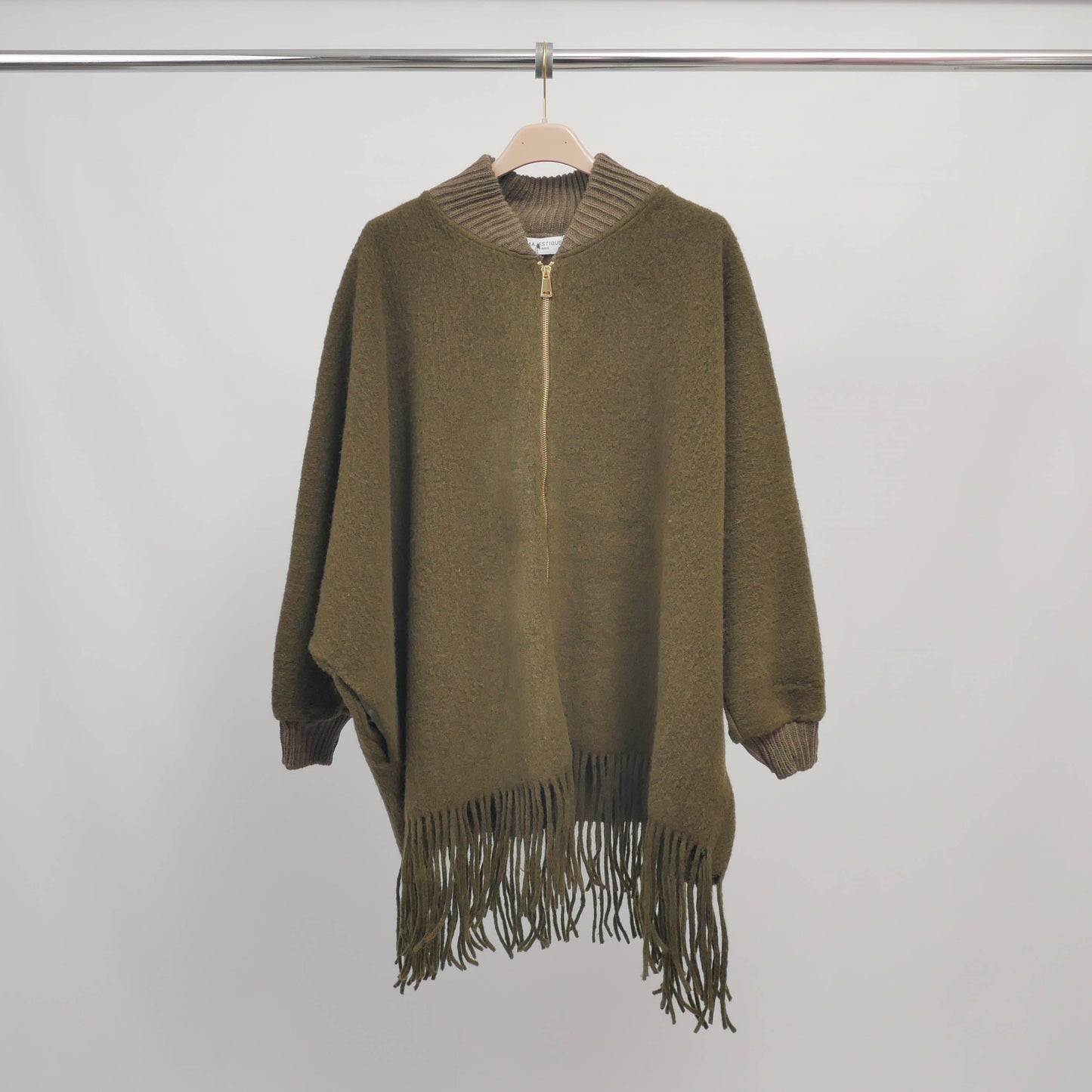 Poncho in maglia con frange e zip, maniche a pipistrello