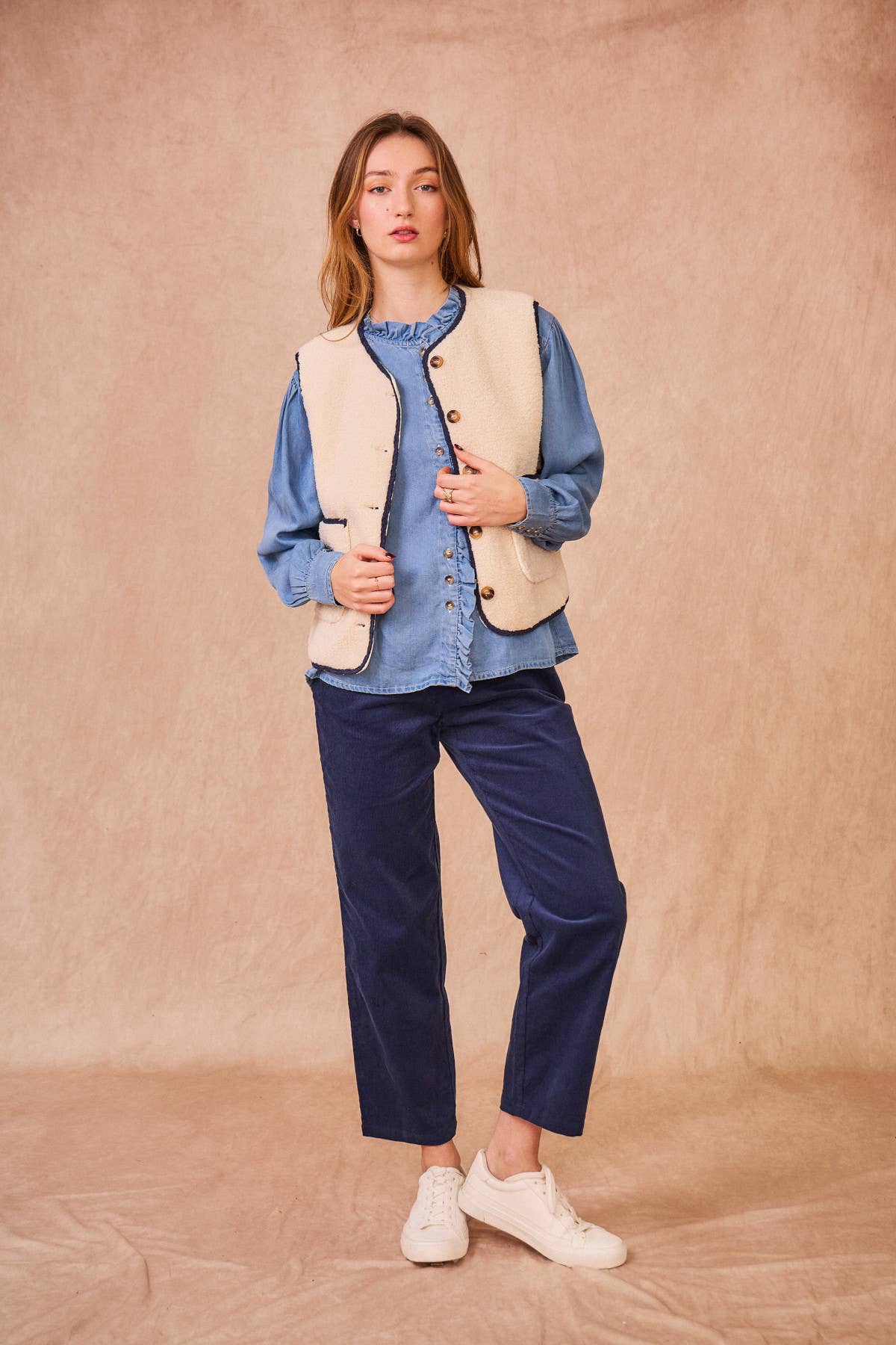 Gilet in ecopelliccia con profili intrecciati blu