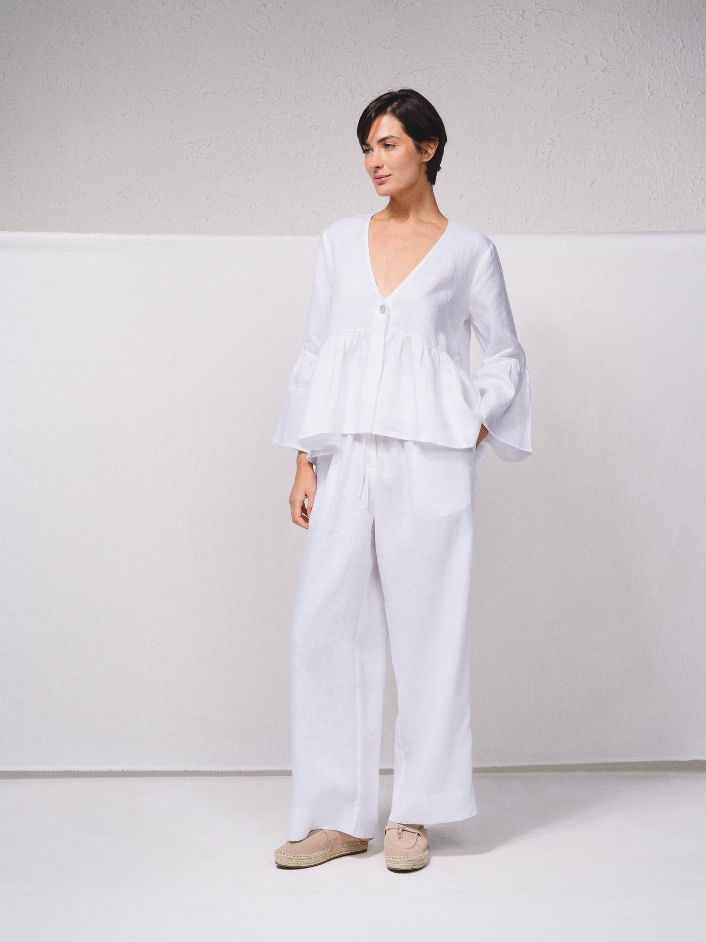 Blusa ampia in lino con scollo a V