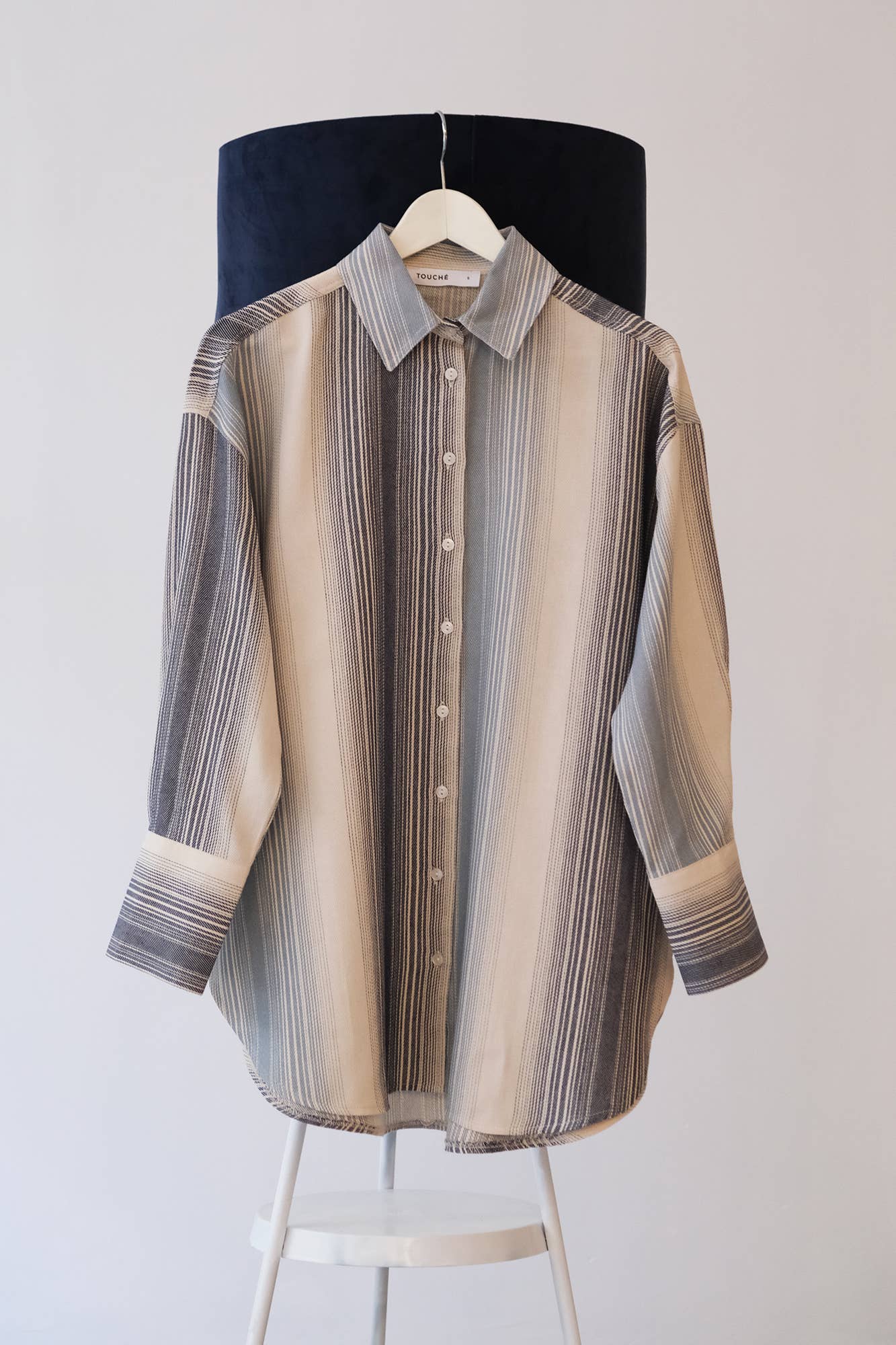 Camicia in cotone a righe testurizzate dalla vestibilità comoda in tonalità blu freddo