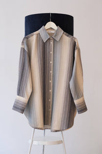 Camicia in cotone a righe testurizzate dalla vestibilità comoda in tonalità blu freddo