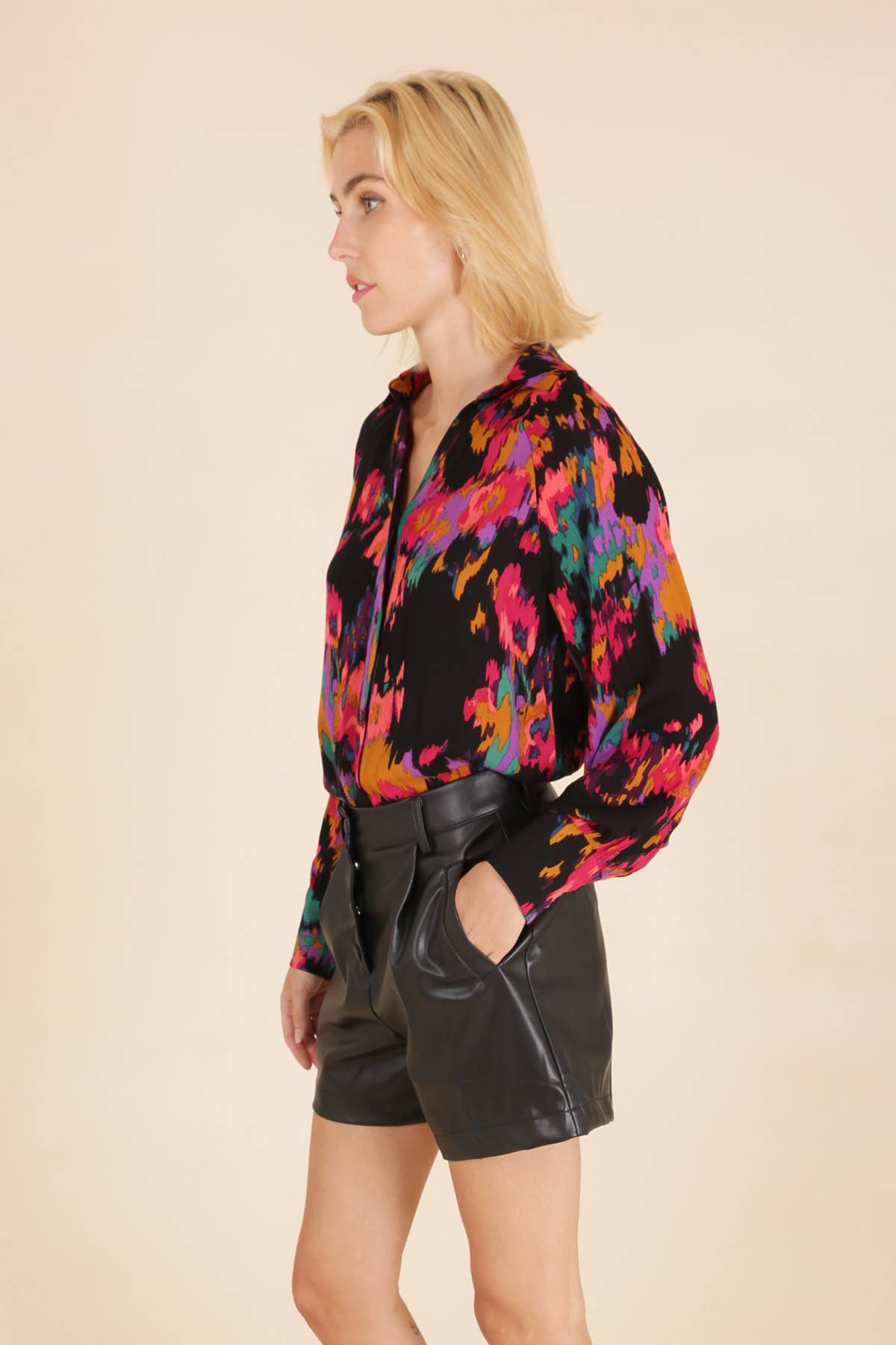 Pantaloncini in ecopelle a vita alta