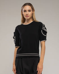 Top in maglia rasata con scollo rotondo e bordi a contrasto
