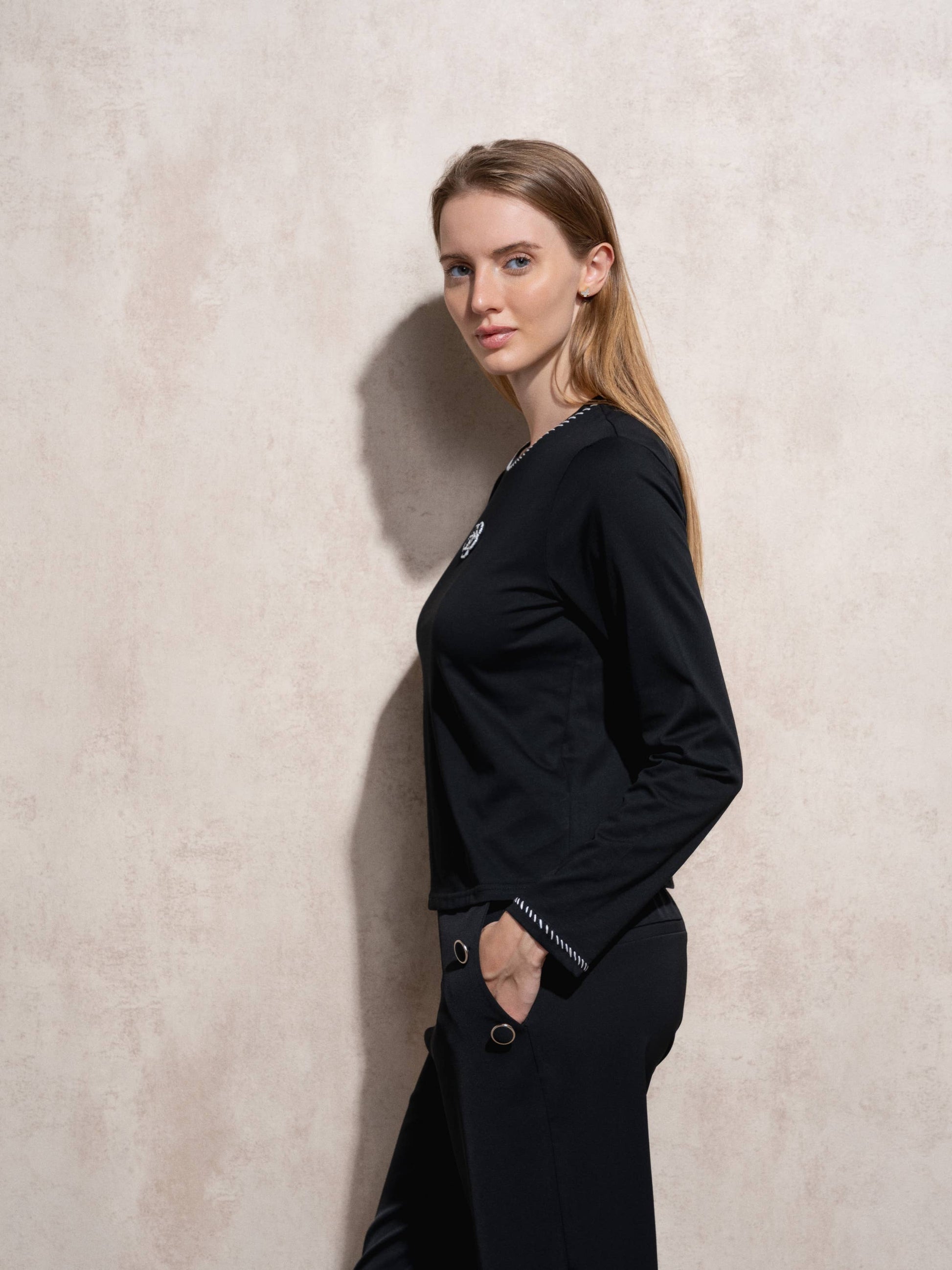 T-shirt donna in cotone con ricamo e maniche lunghe