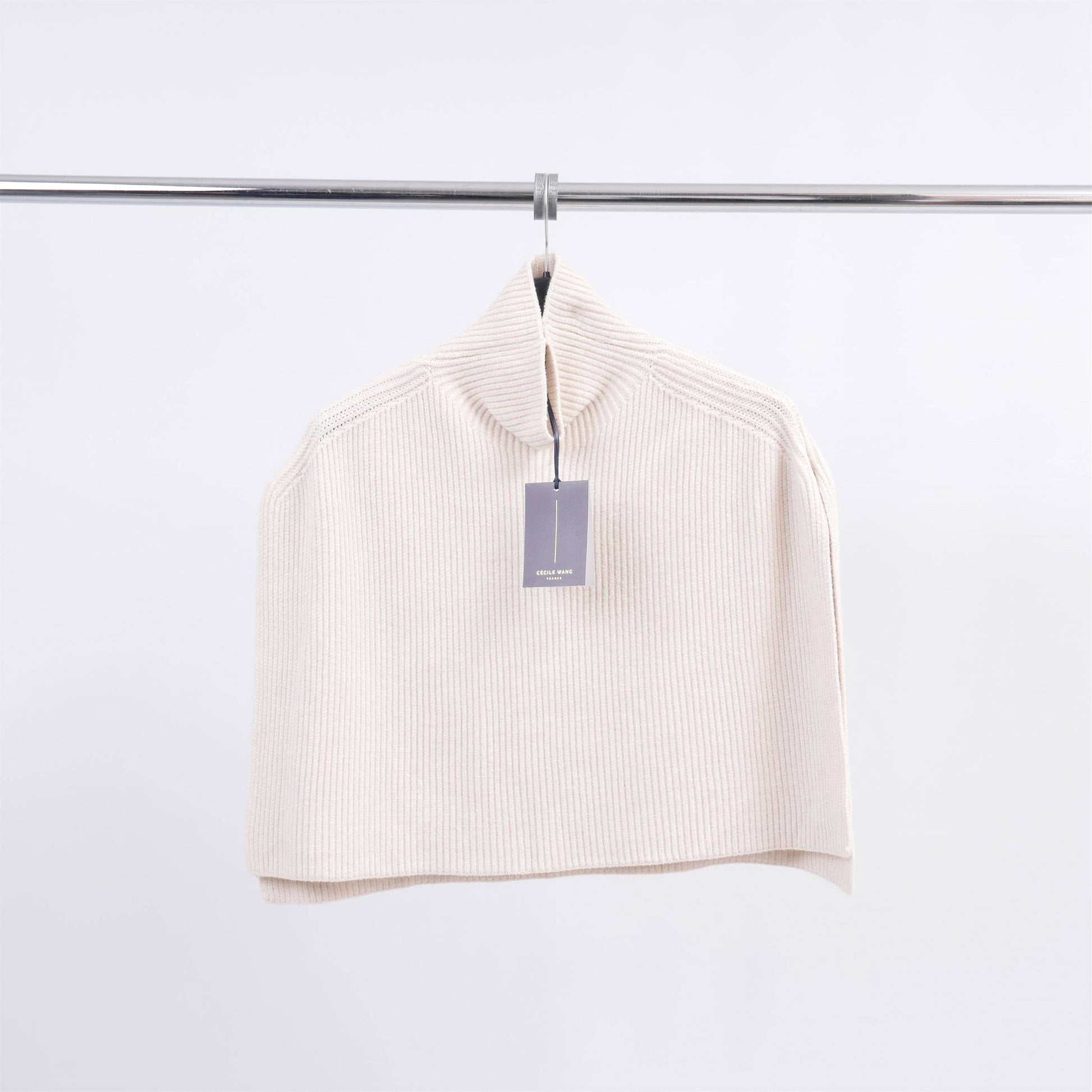 Poncho maglione in maglia a coste con collo alto