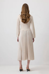 Blusa crema drappeggiata con orlo plissé e maniche a palloncino