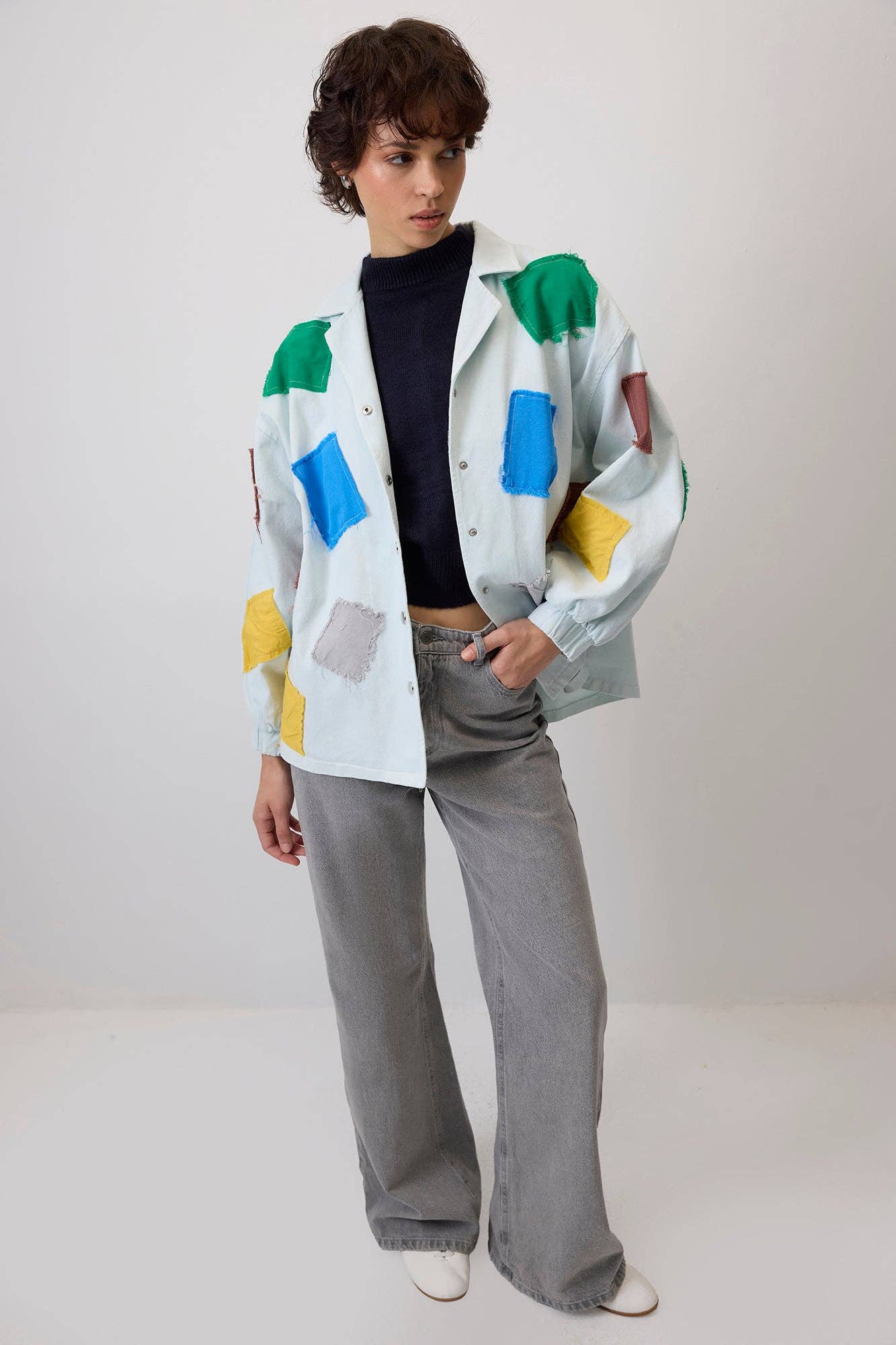 Giacca in gabardine con toppe colorate