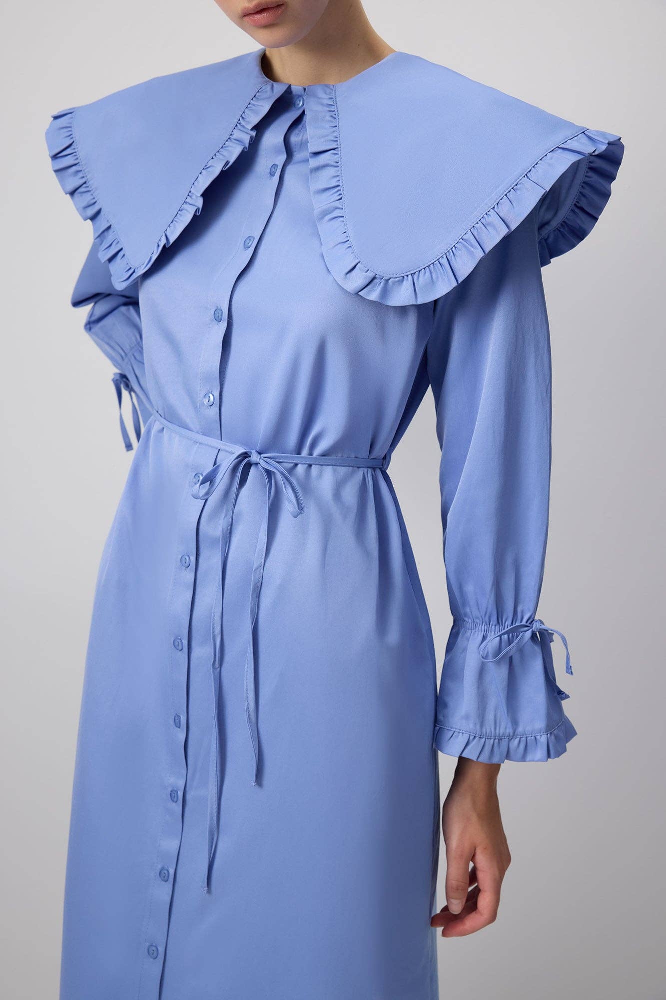 Abito camicia con maxi colletto arricciato