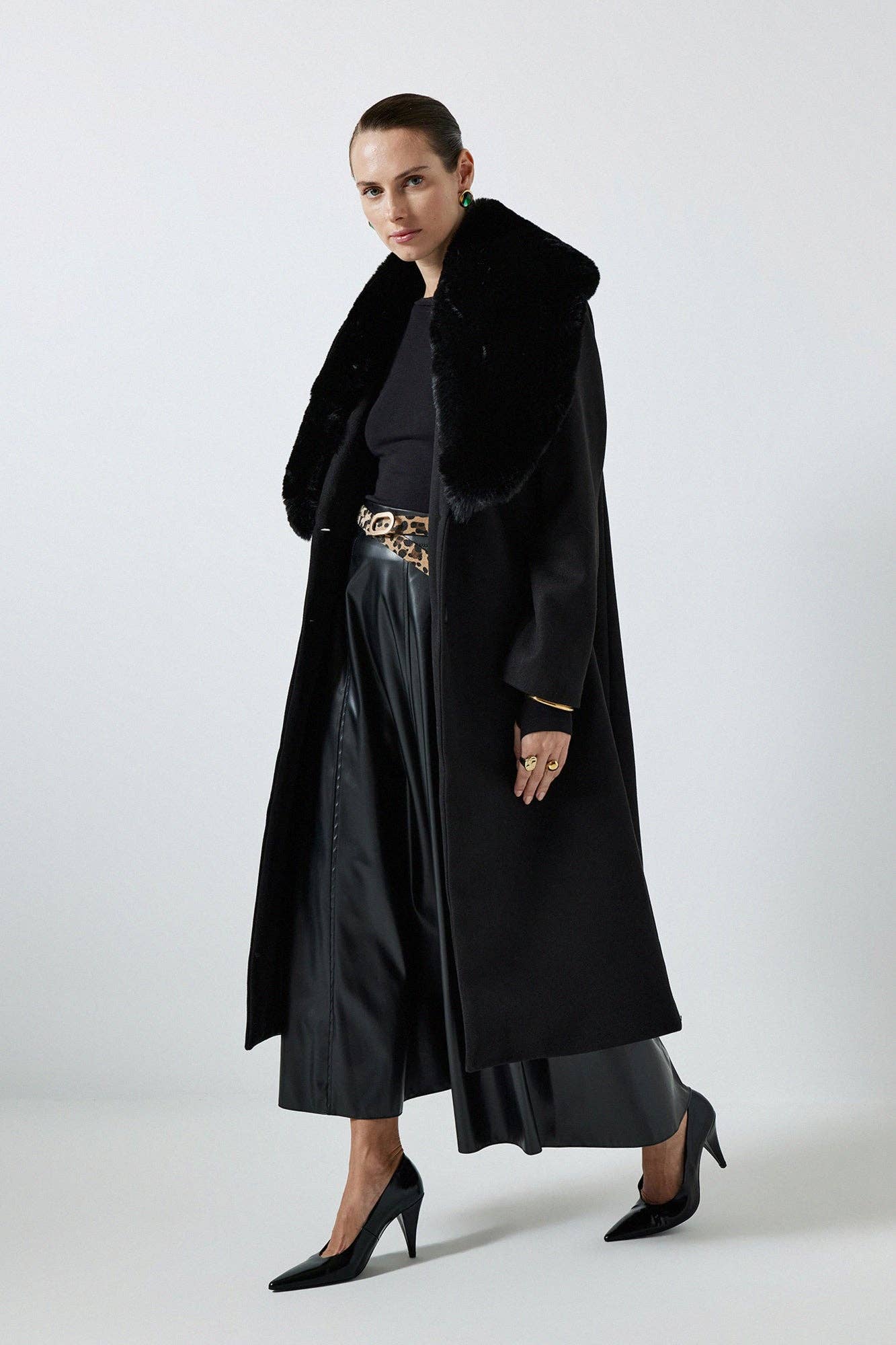 Cappotto lungo nero con collo in pelliccia