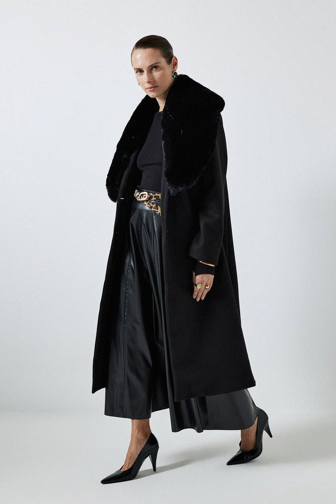 Cappotto lungo nero con collo in pelliccia