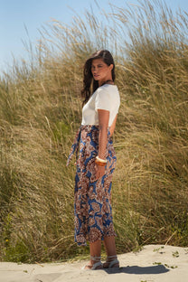 Abito midi con scollo a V e gonna floreale con cintura
