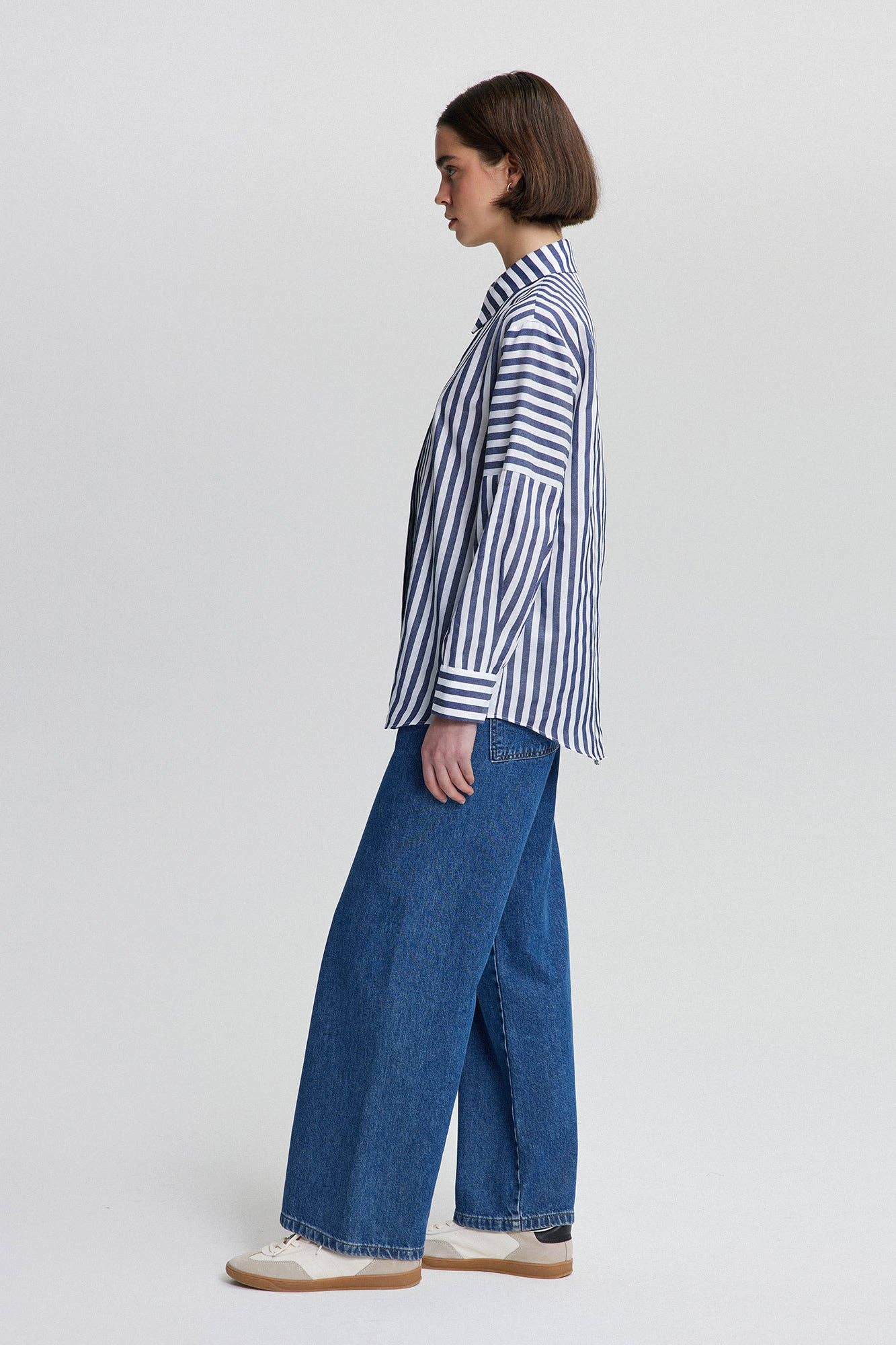 Camicia a righe con bottoni a contrasto