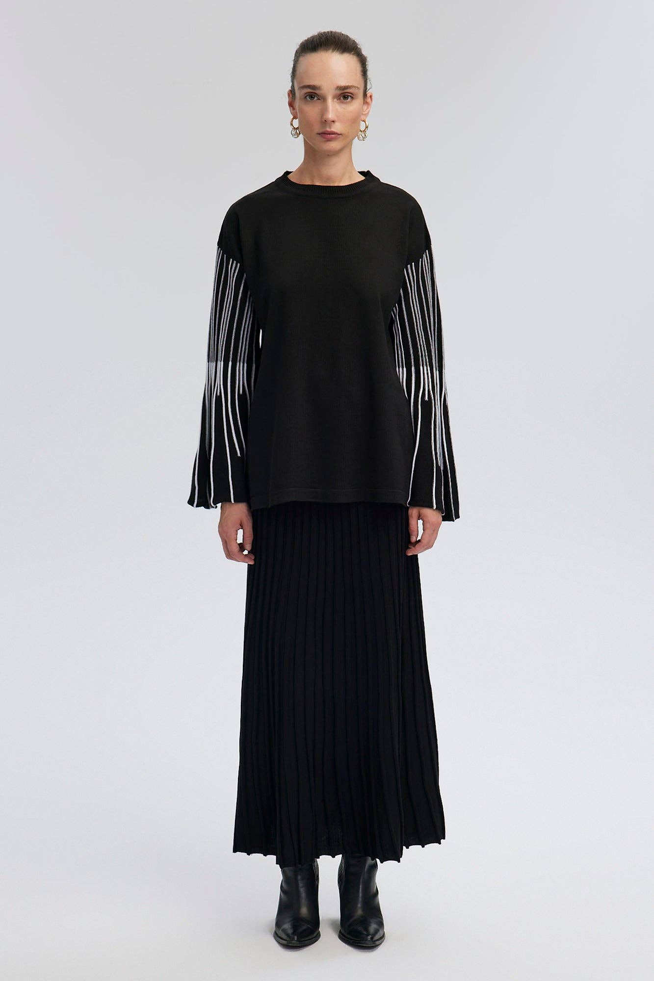 Completo in maglia con tunica e gonna plissé a righe