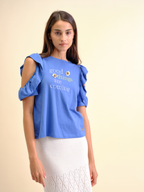 T-shirt con volant “Good Things Are Coming”