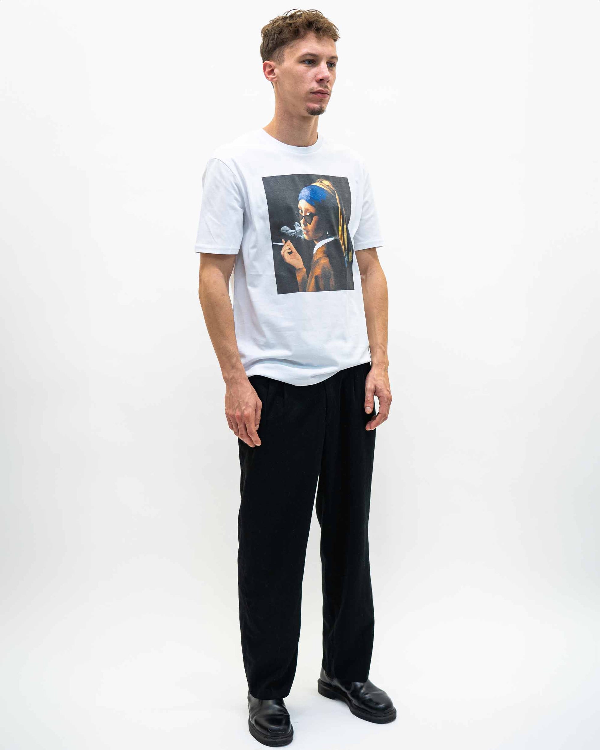 T-shirt unisex bianca con stampa artistica “La ragazza con la sigaretta”